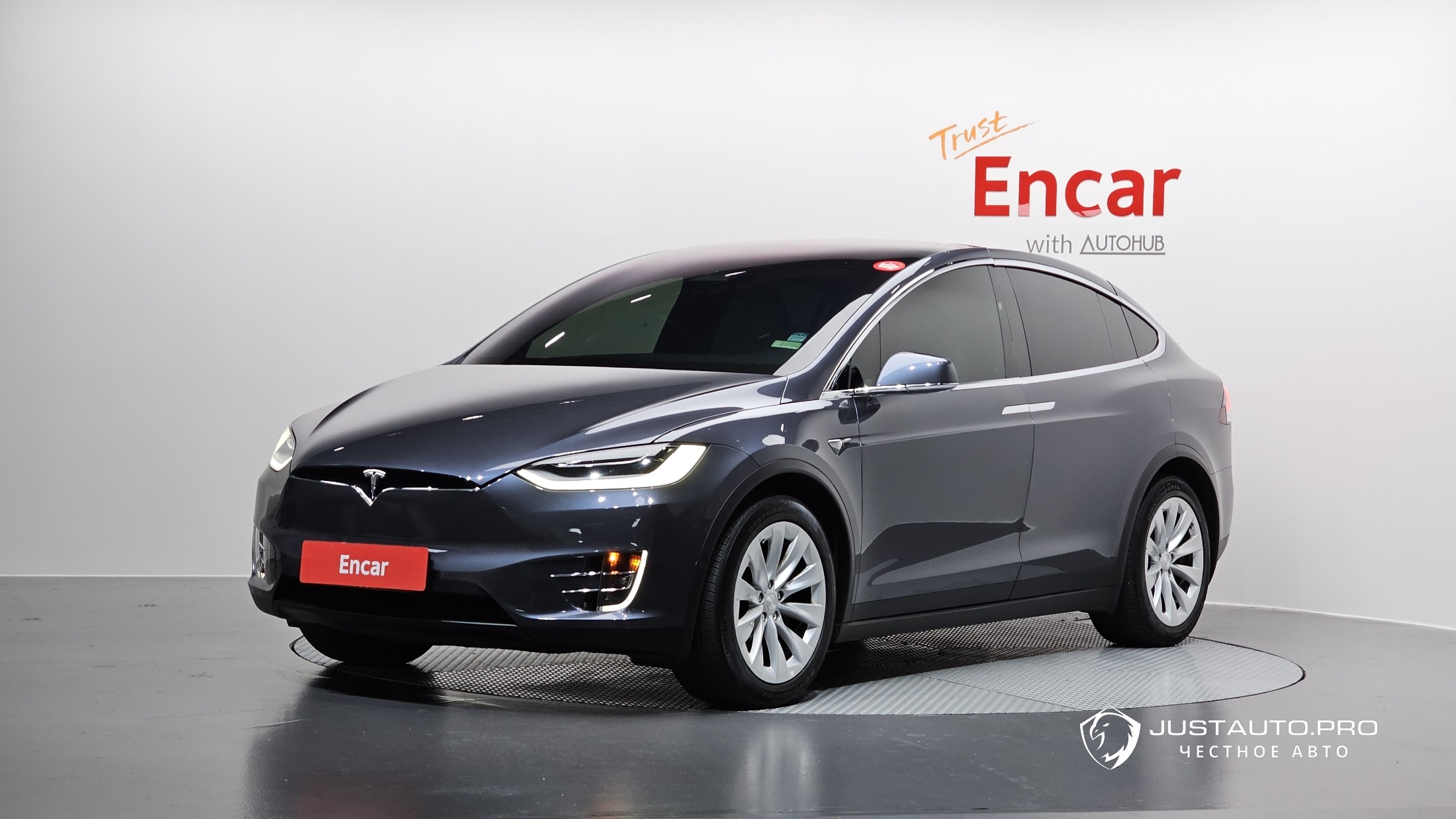 Автомобиль Tesla Model X