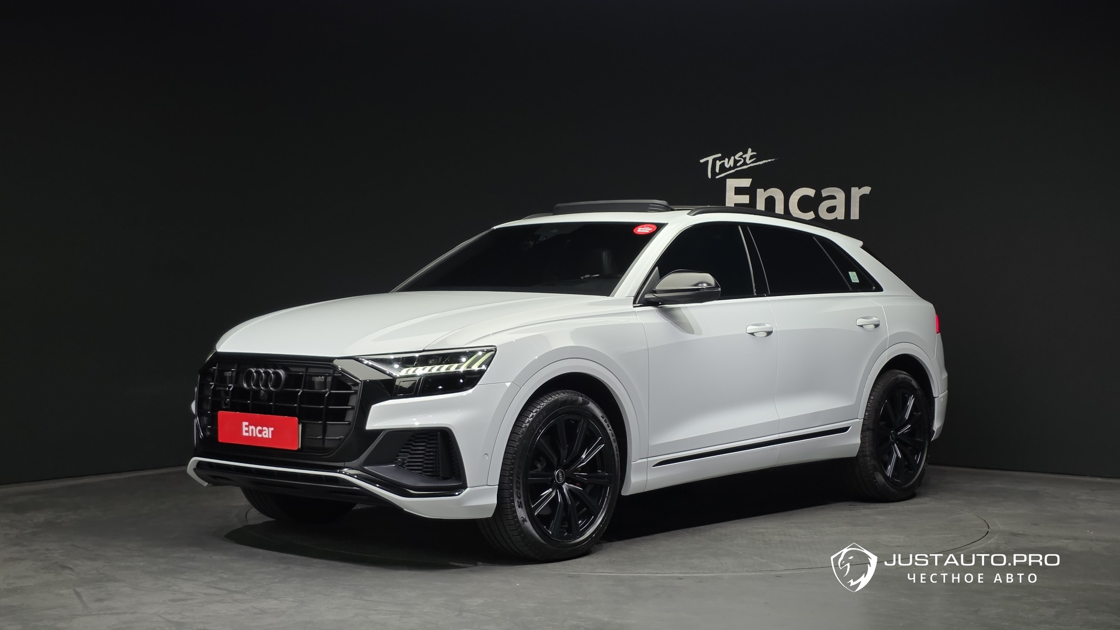 Автомобиль Audi Q8