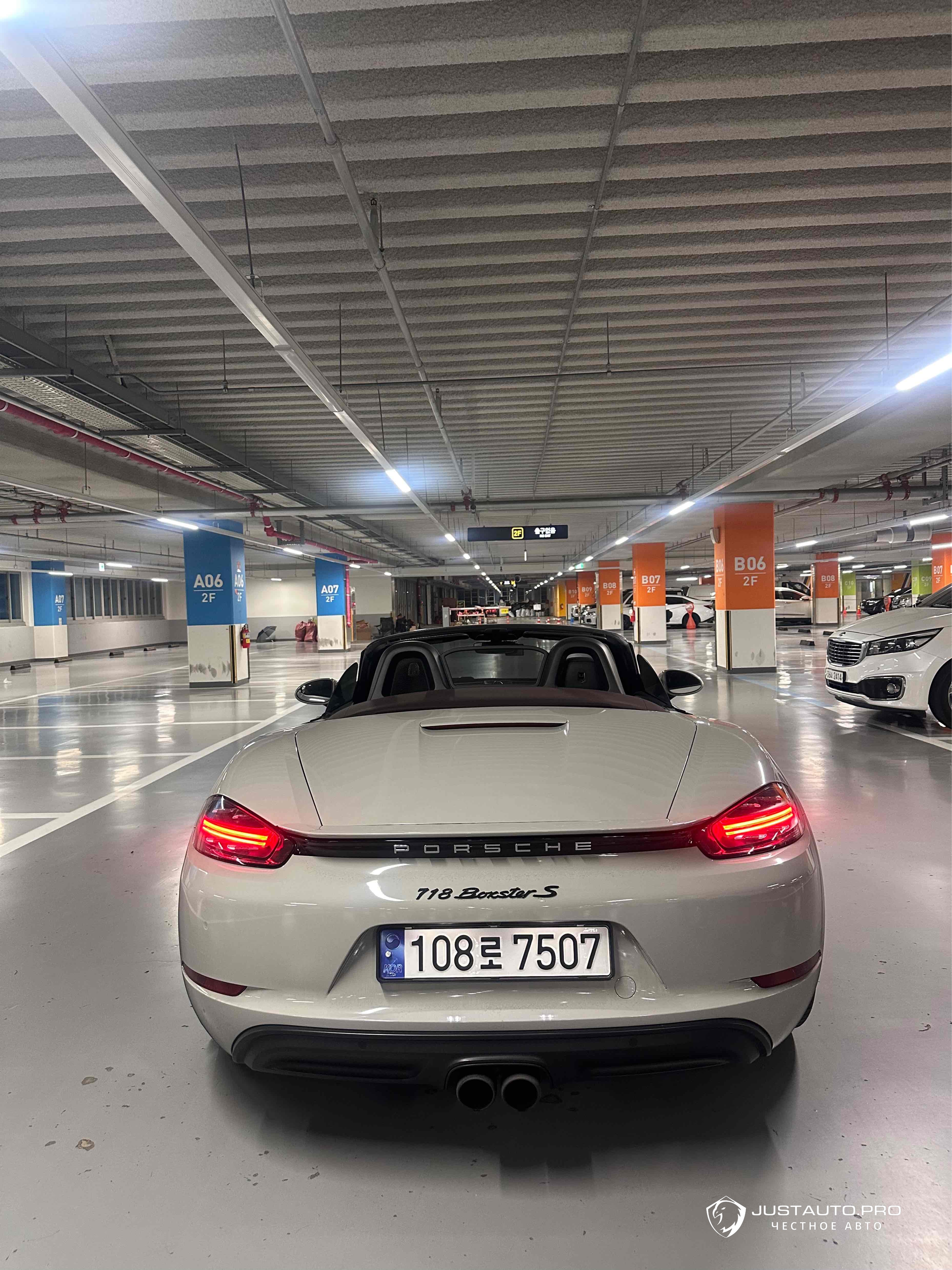 Автомобиль Porsche 718