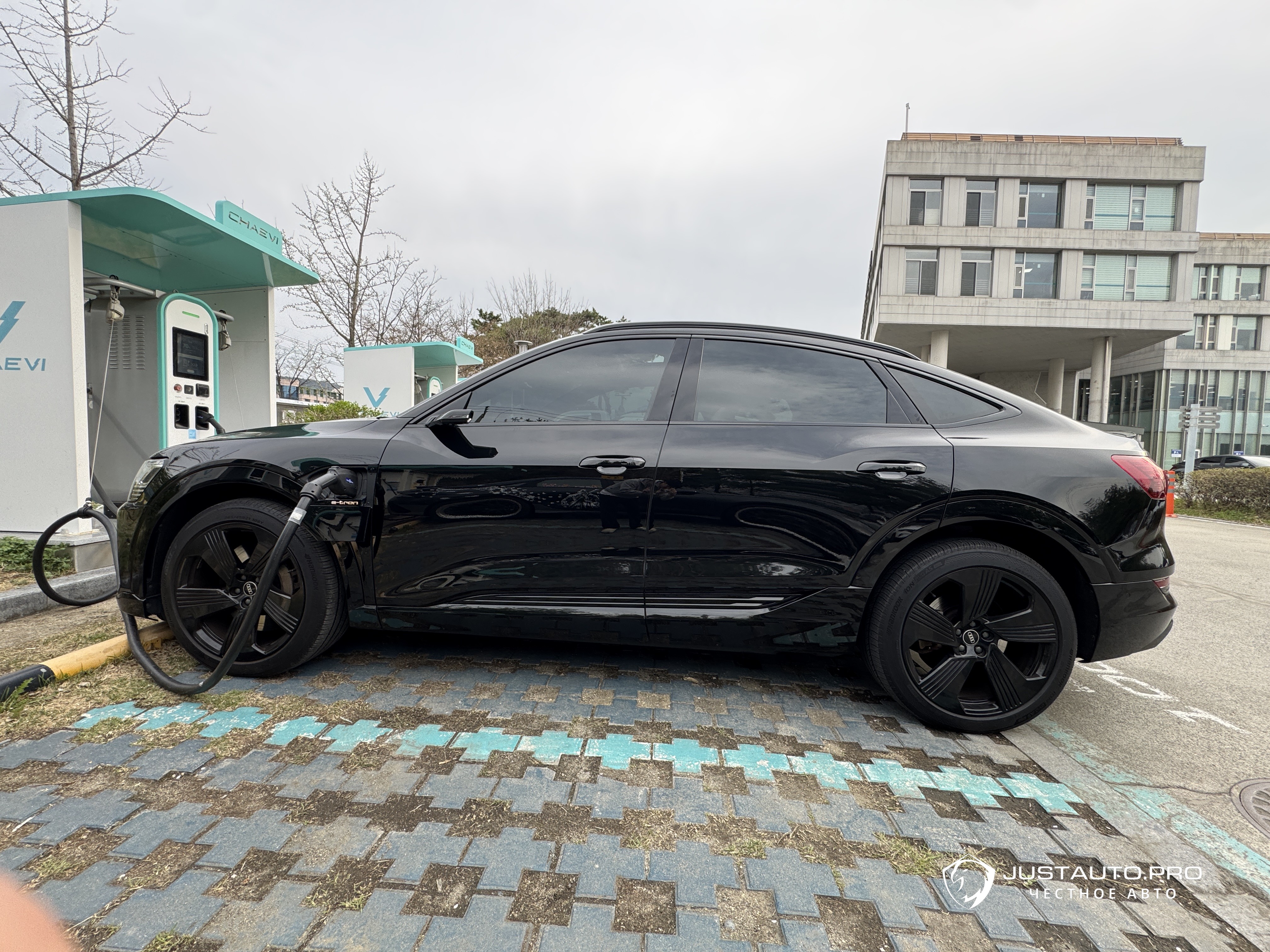 Автомобиль Audi e-tron