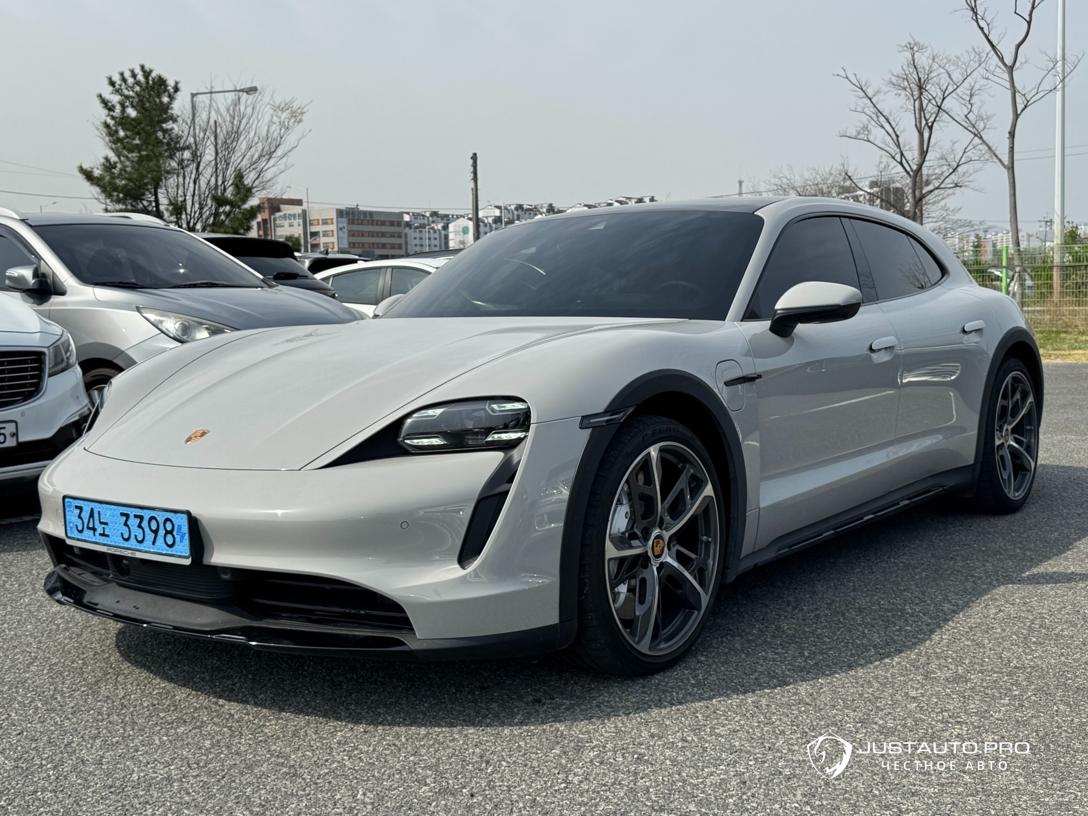 Автомобиль Porsche Taycan