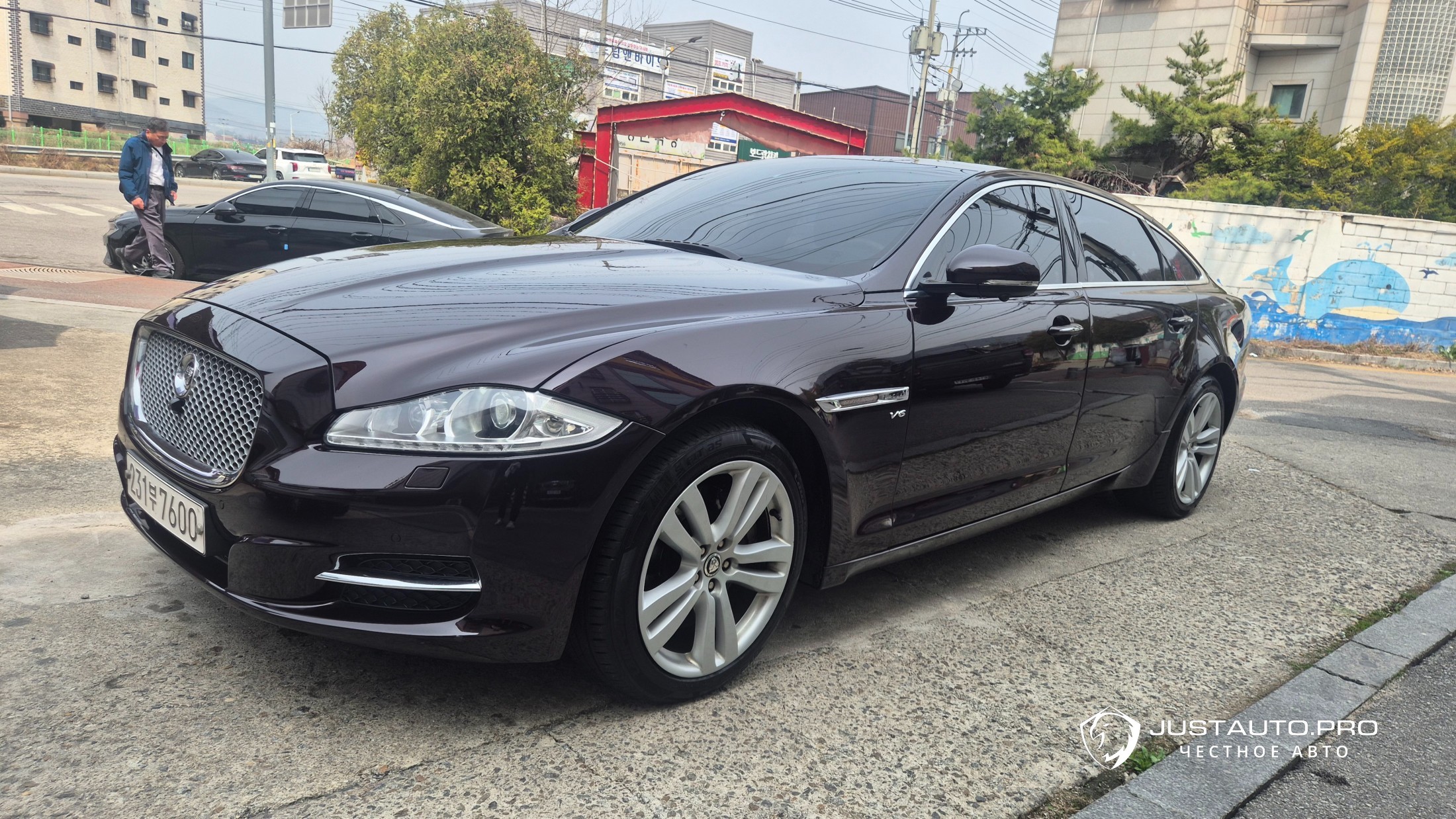 Автомобиль Jaguar XJ