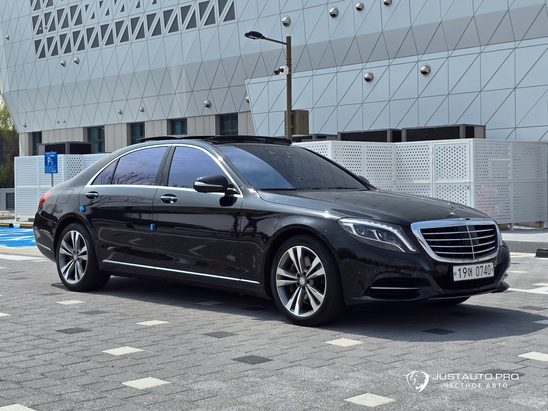 Автомобиль Mercedes-Benz S-Class