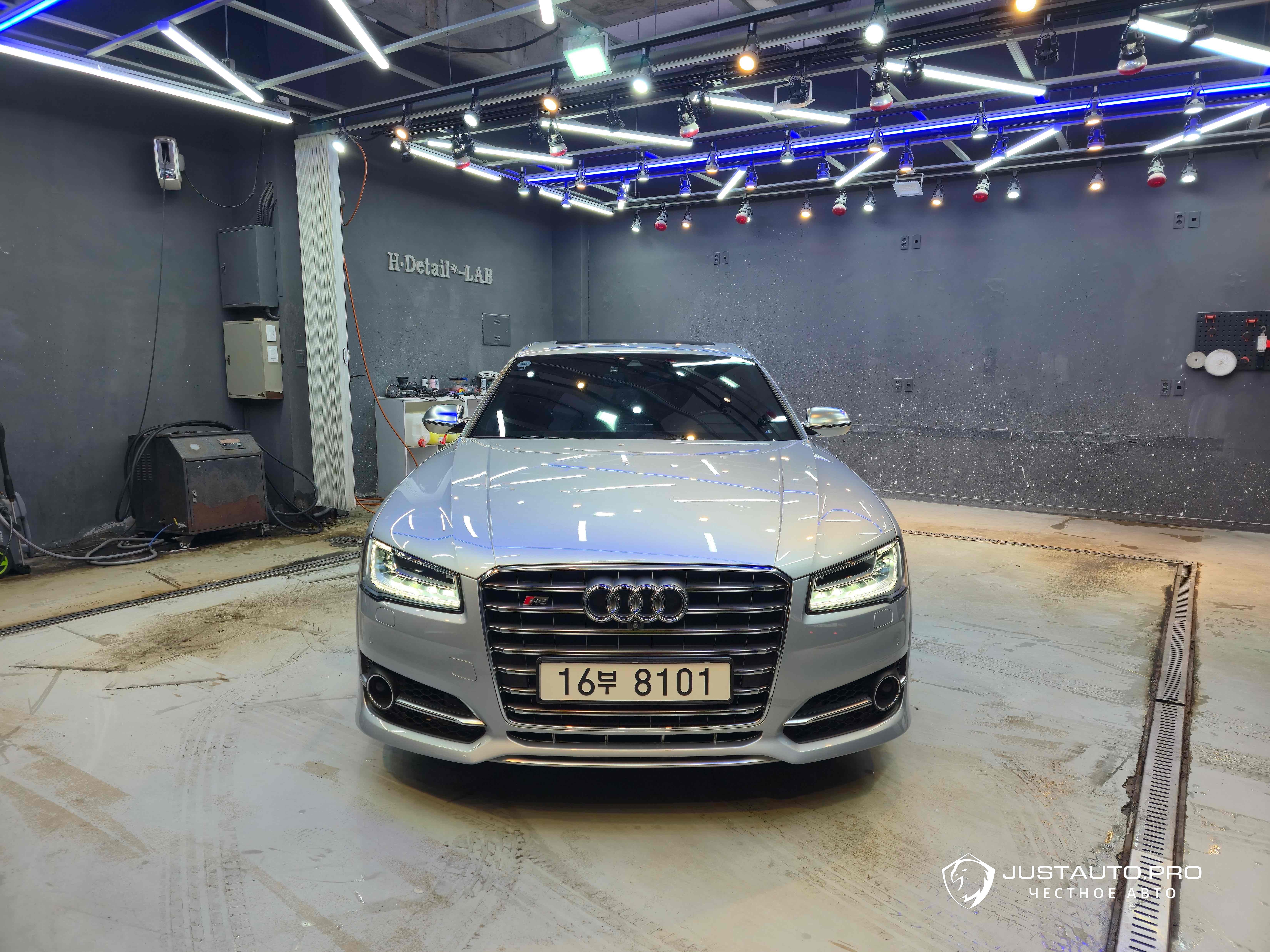 Автомобиль Audi S8