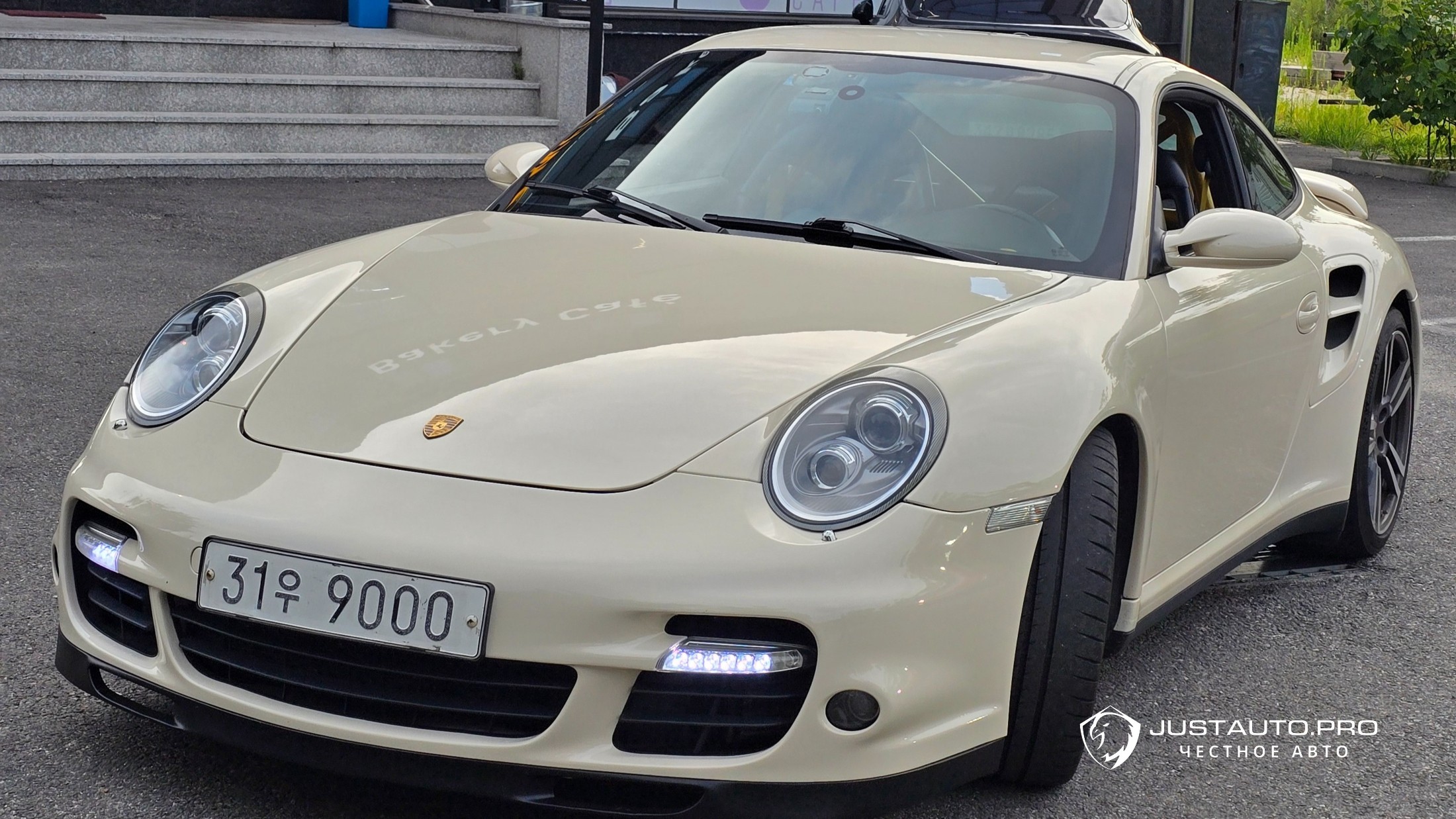 Автомобиль Porsche 911