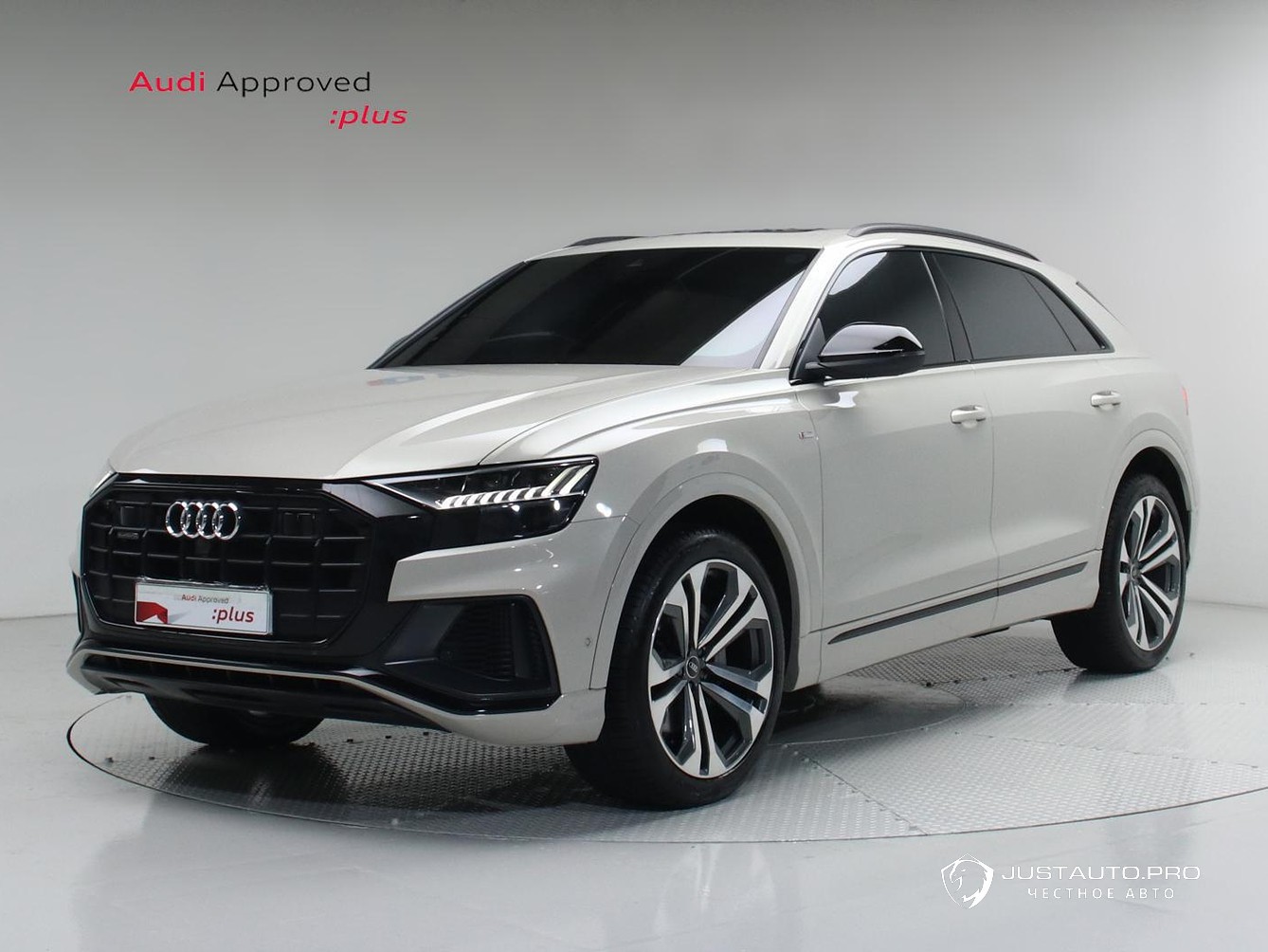 Автомобиль Audi Q8