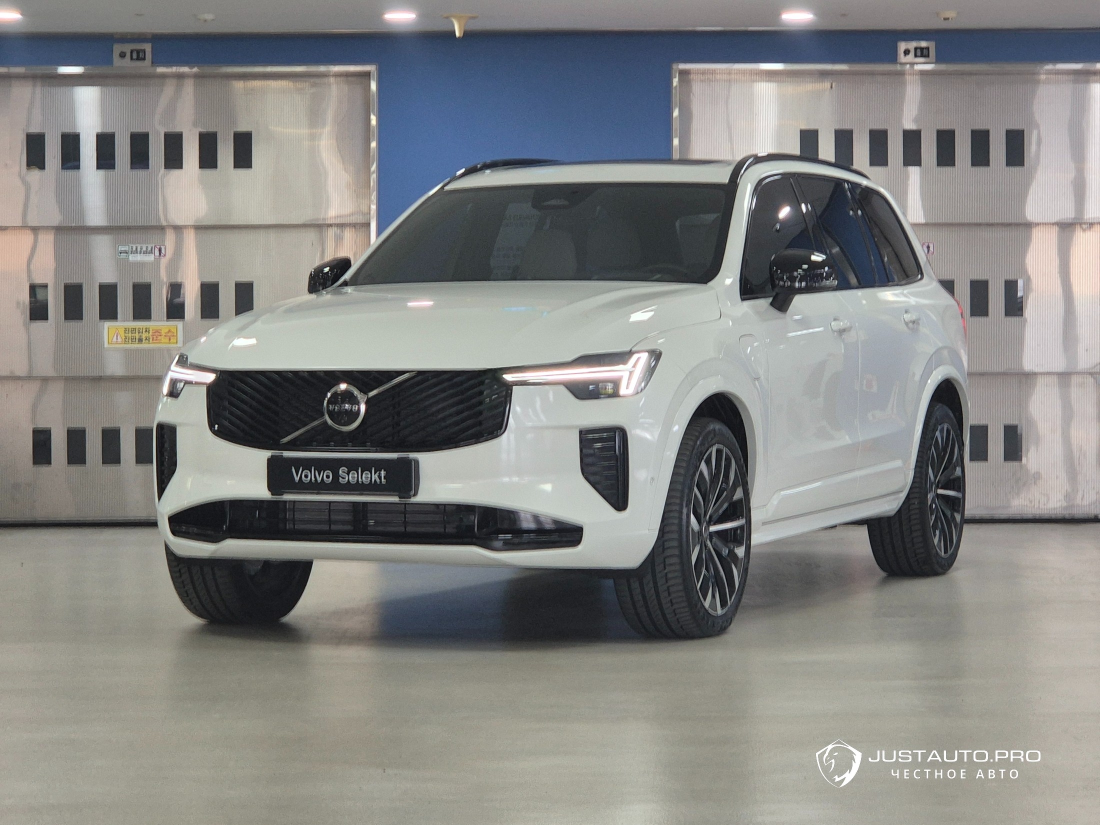 Автомобиль Volvo XC90