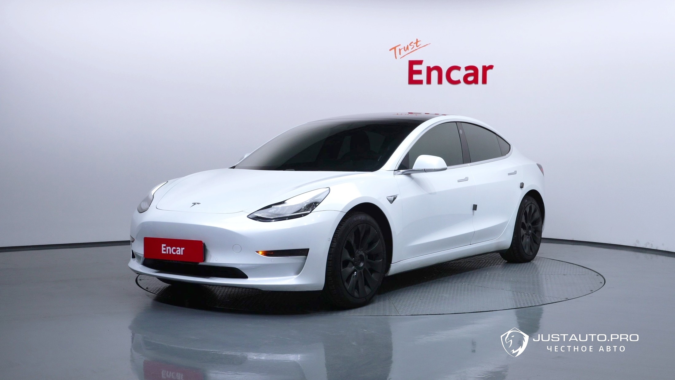 Автомобиль Tesla Model 3