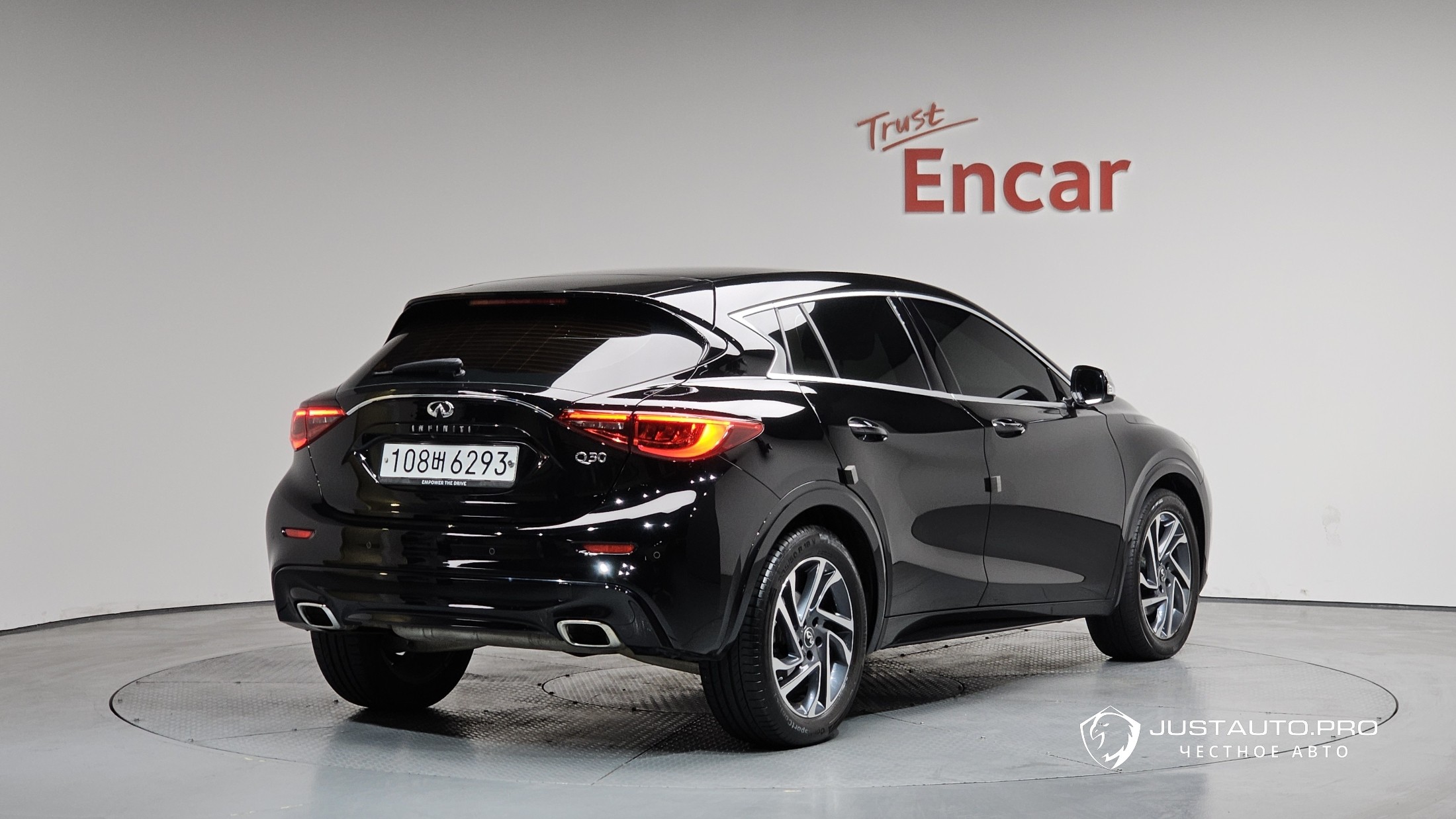 Автомобиль Infiniti Q30