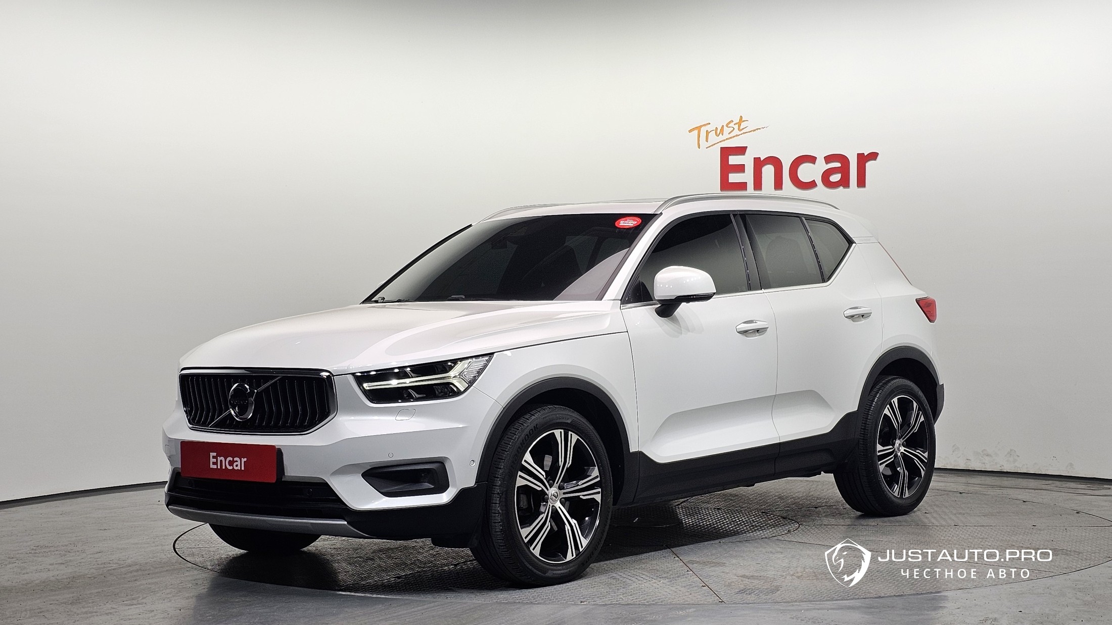 Автомобиль Volvo XC40