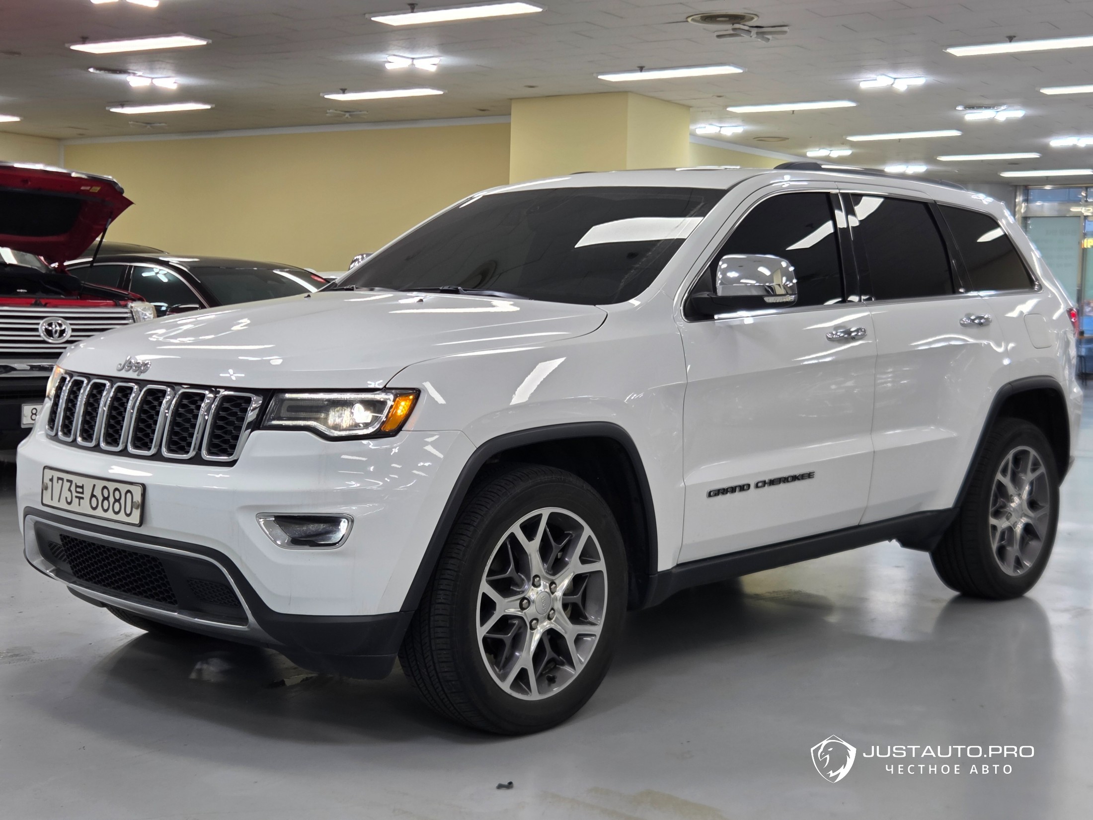 Автомобиль Jeep Cherokee