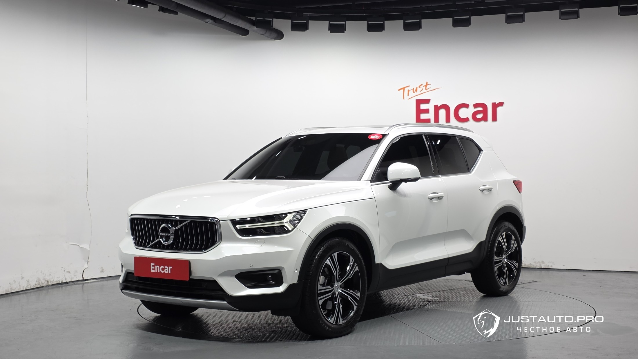 Автомобиль Volvo XC40