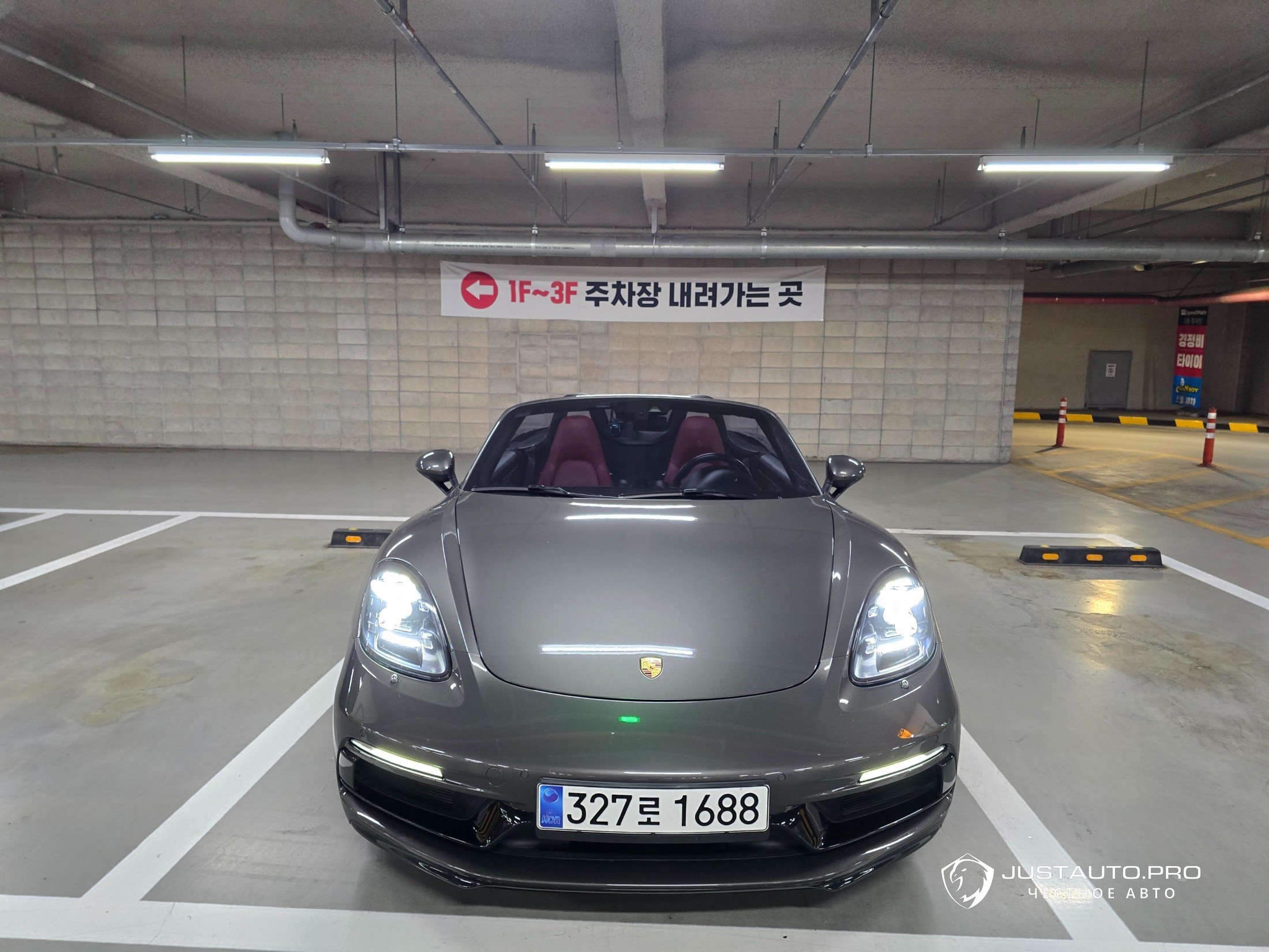 Автомобиль Porsche 718