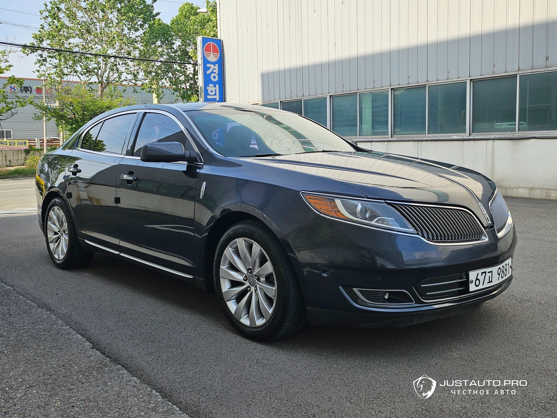 Автомобиль Lincoln MKS