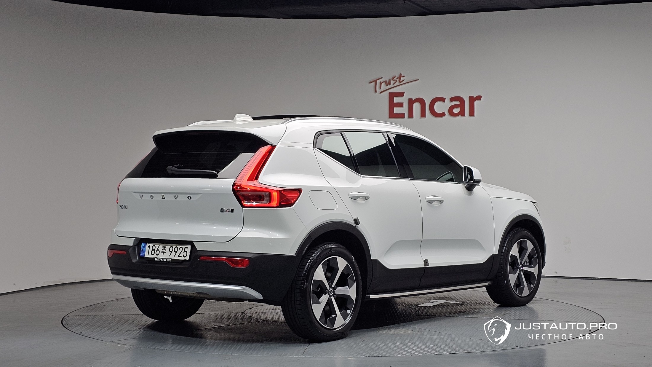 Автомобиль Volvo XC40
