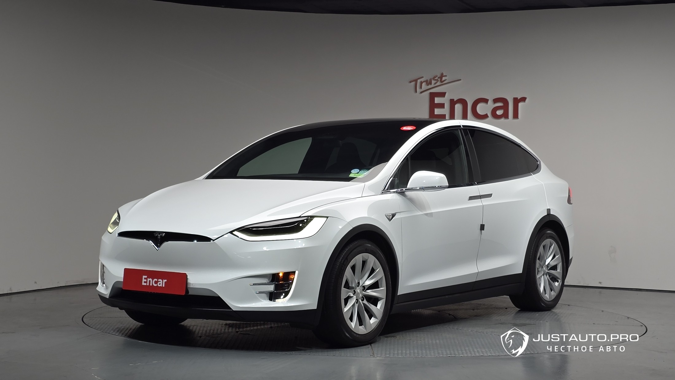 Автомобиль Tesla Model X