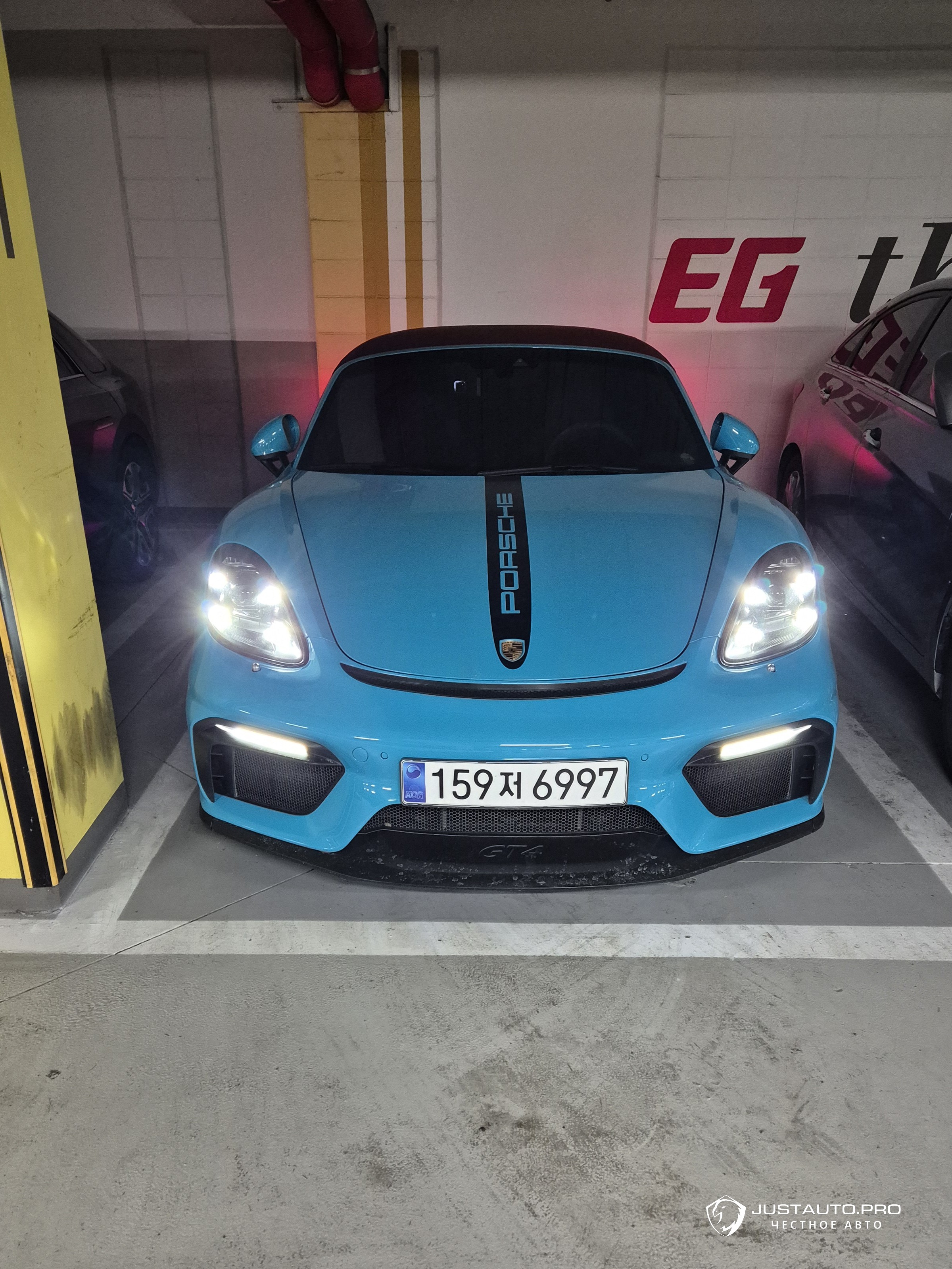 Автомобиль Porsche 718