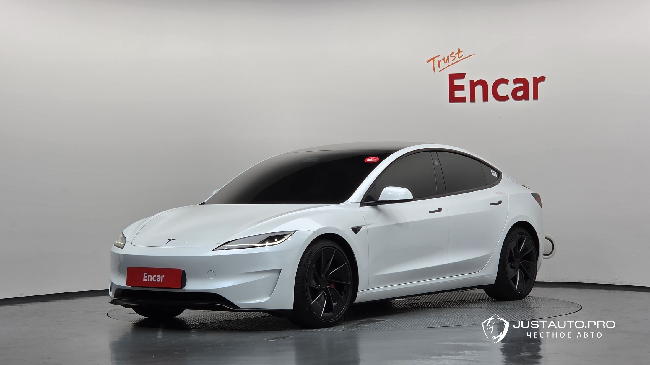 Автомобиль Tesla Model 3