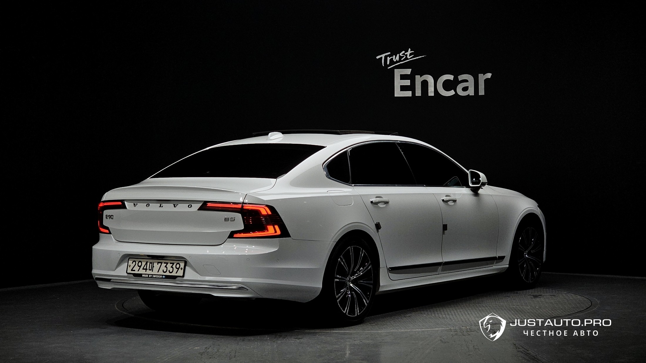 Автомобиль Volvo S90