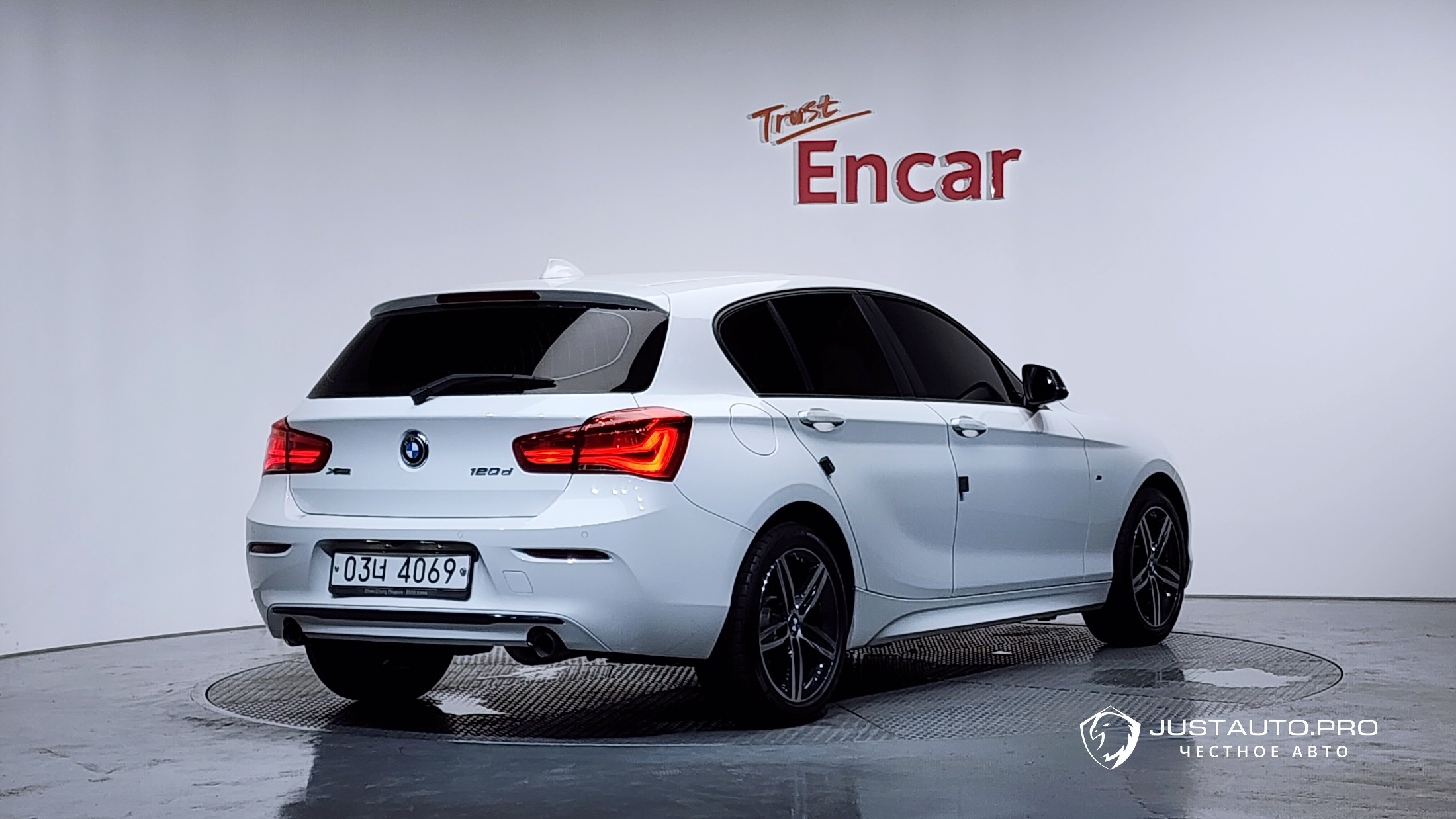 Автомобиль BMW 1-Series