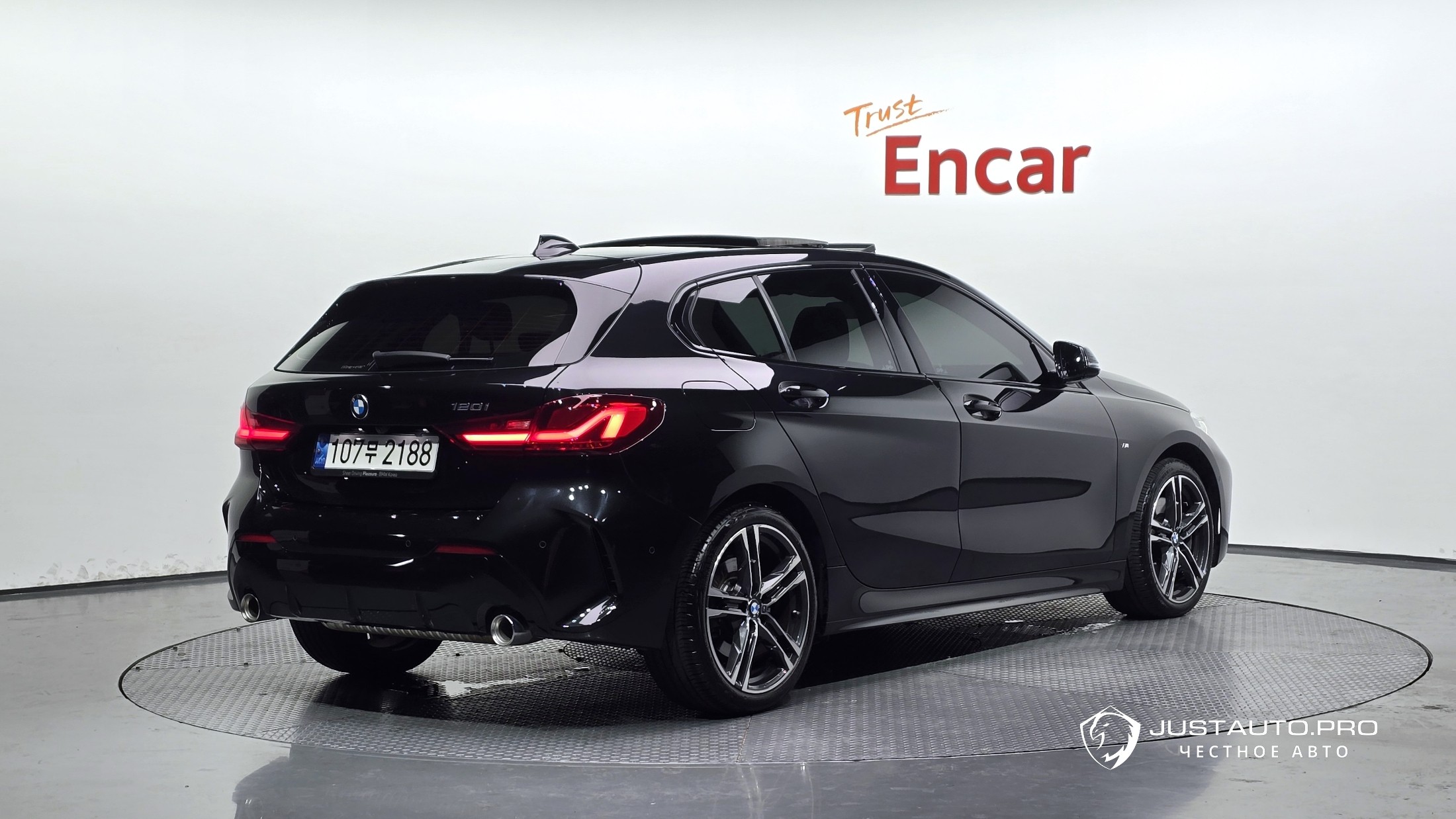 Автомобиль BMW 1-Series