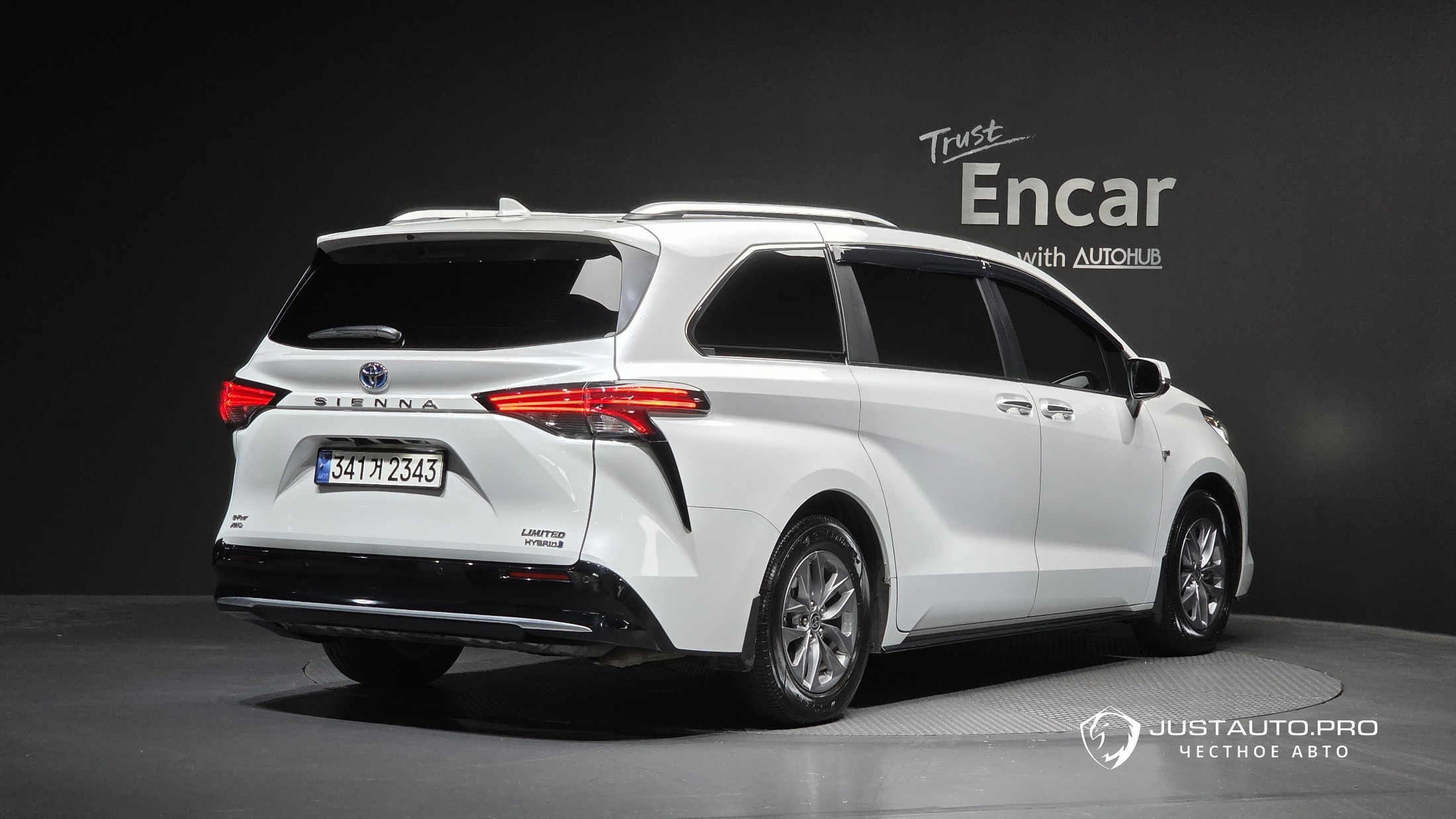 Автомобиль Toyota Sienna