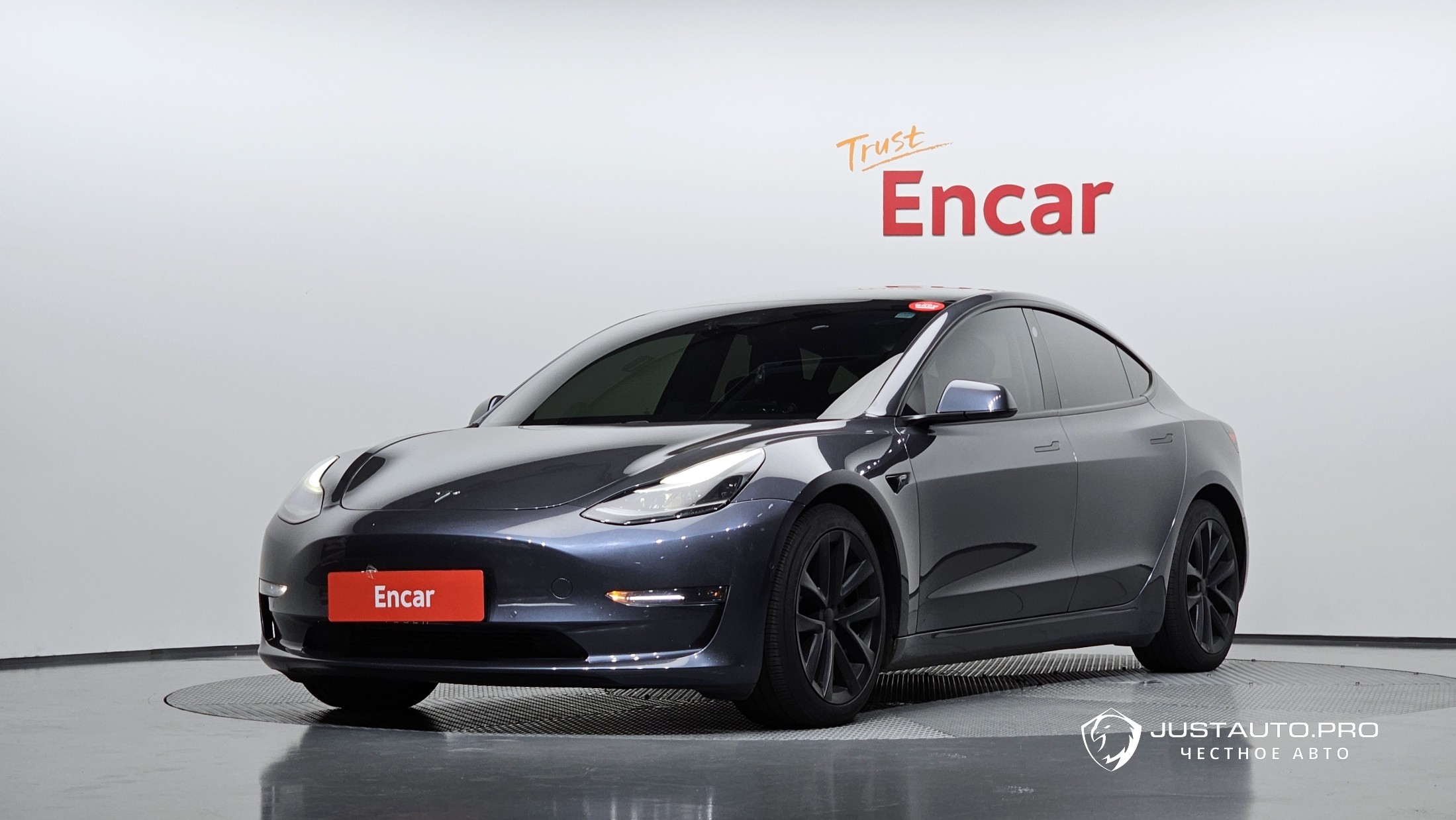 Автомобиль Tesla Model 3