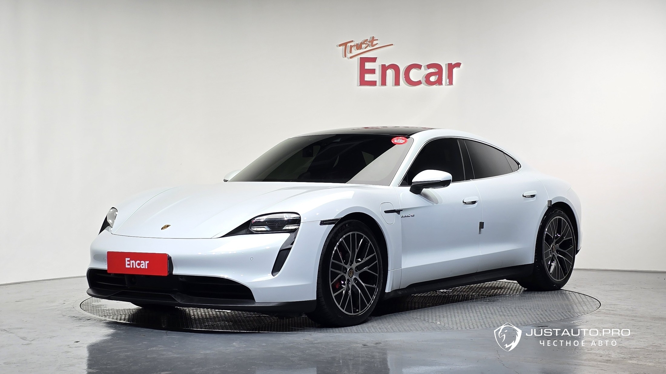 Автомобиль Porsche Taycan