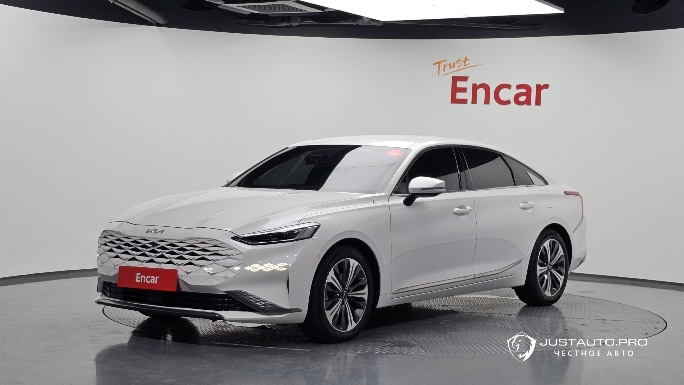 Автомобиль Kia K8