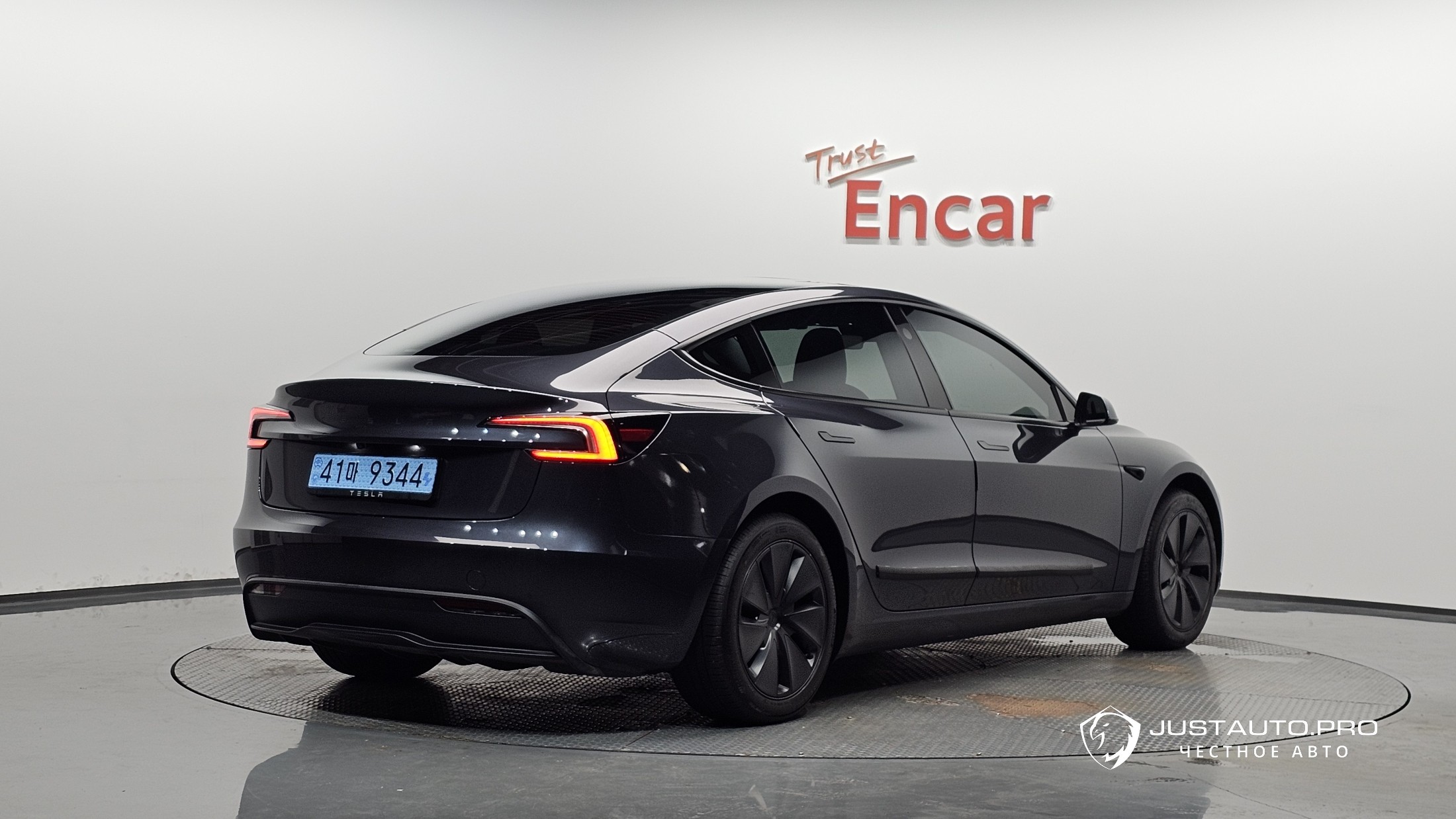 Автомобиль Tesla Model 3