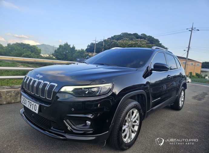 Автомобиль Jeep Cherokee