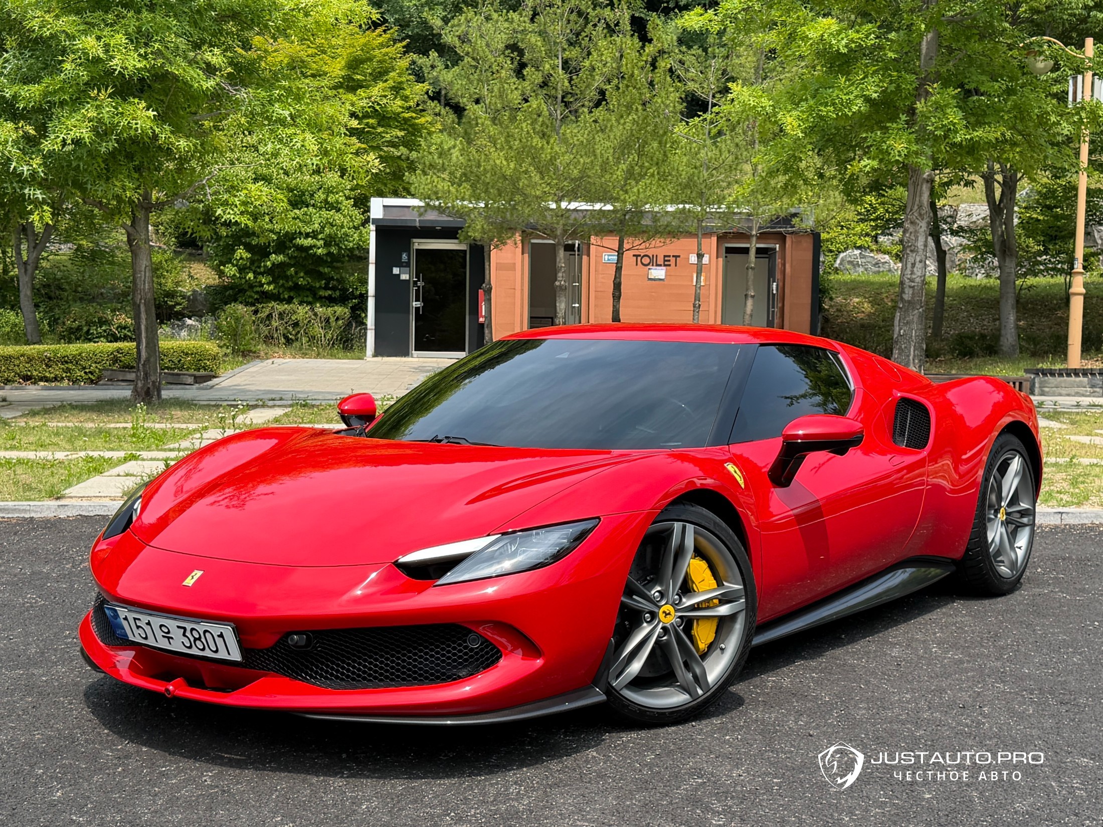 Автомобиль Ferrari 296