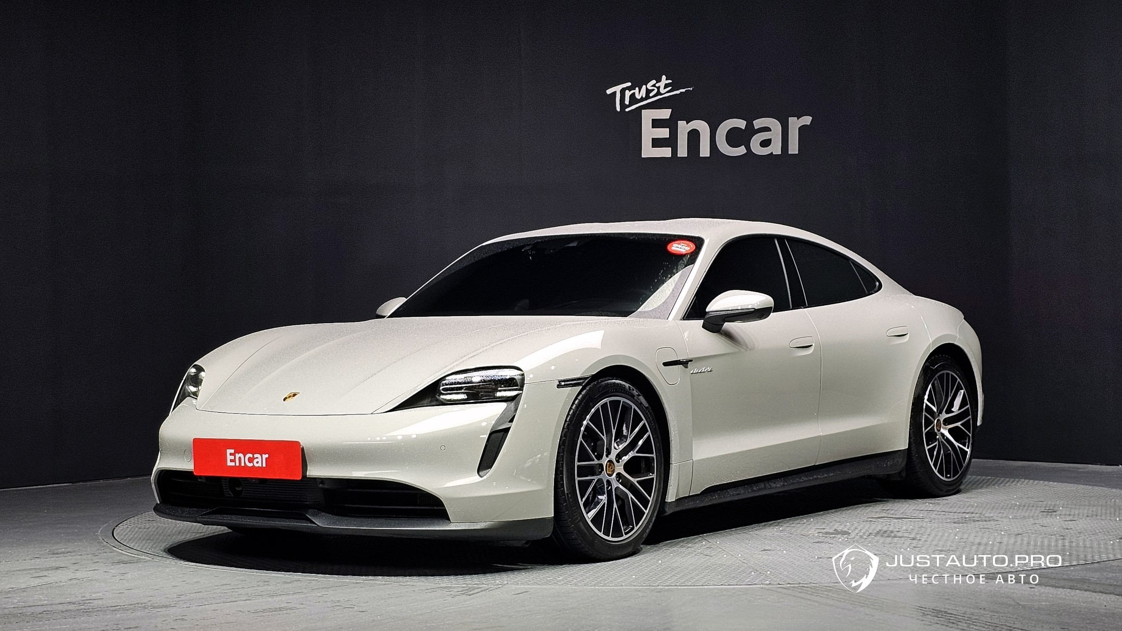 Автомобиль Porsche Taycan