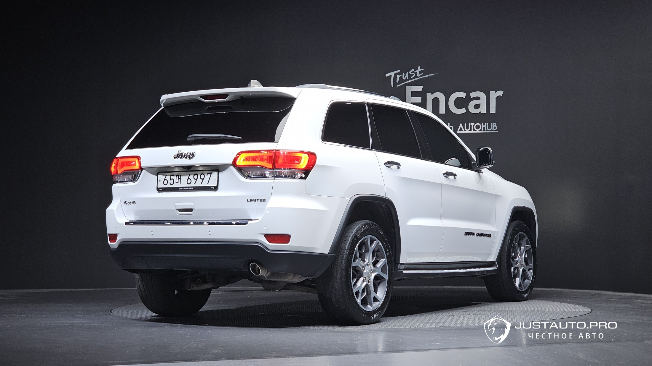 Автомобиль Jeep Cherokee