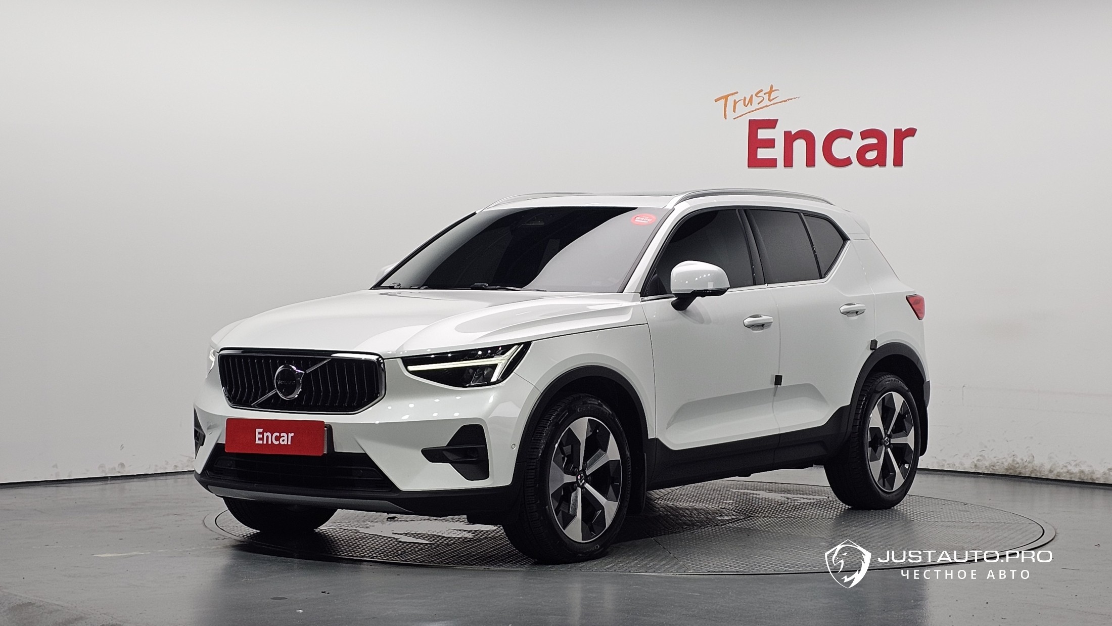 Автомобиль Volvo XC40