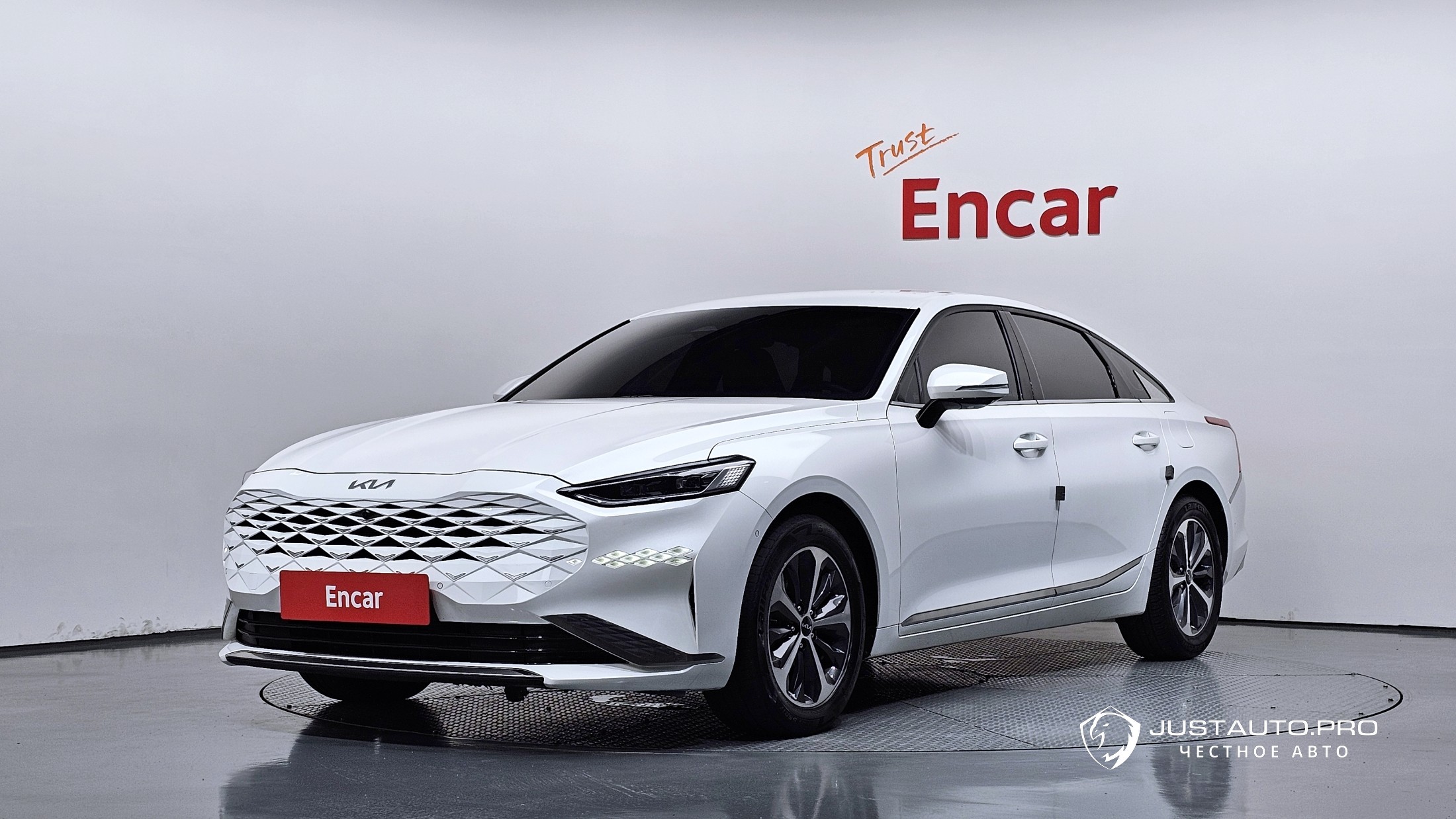 Автомобиль Kia K8