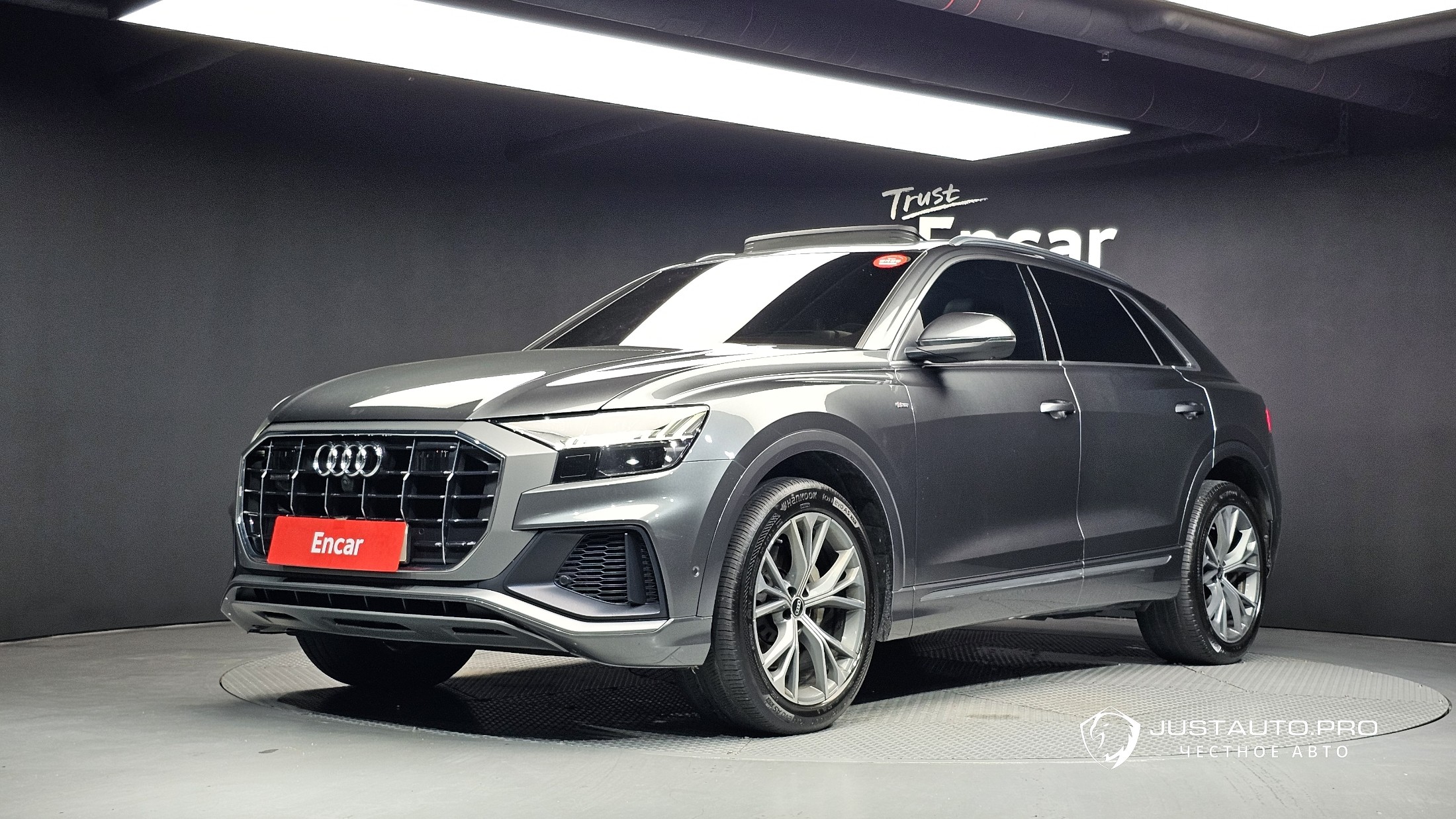 Автомобиль Audi Q8