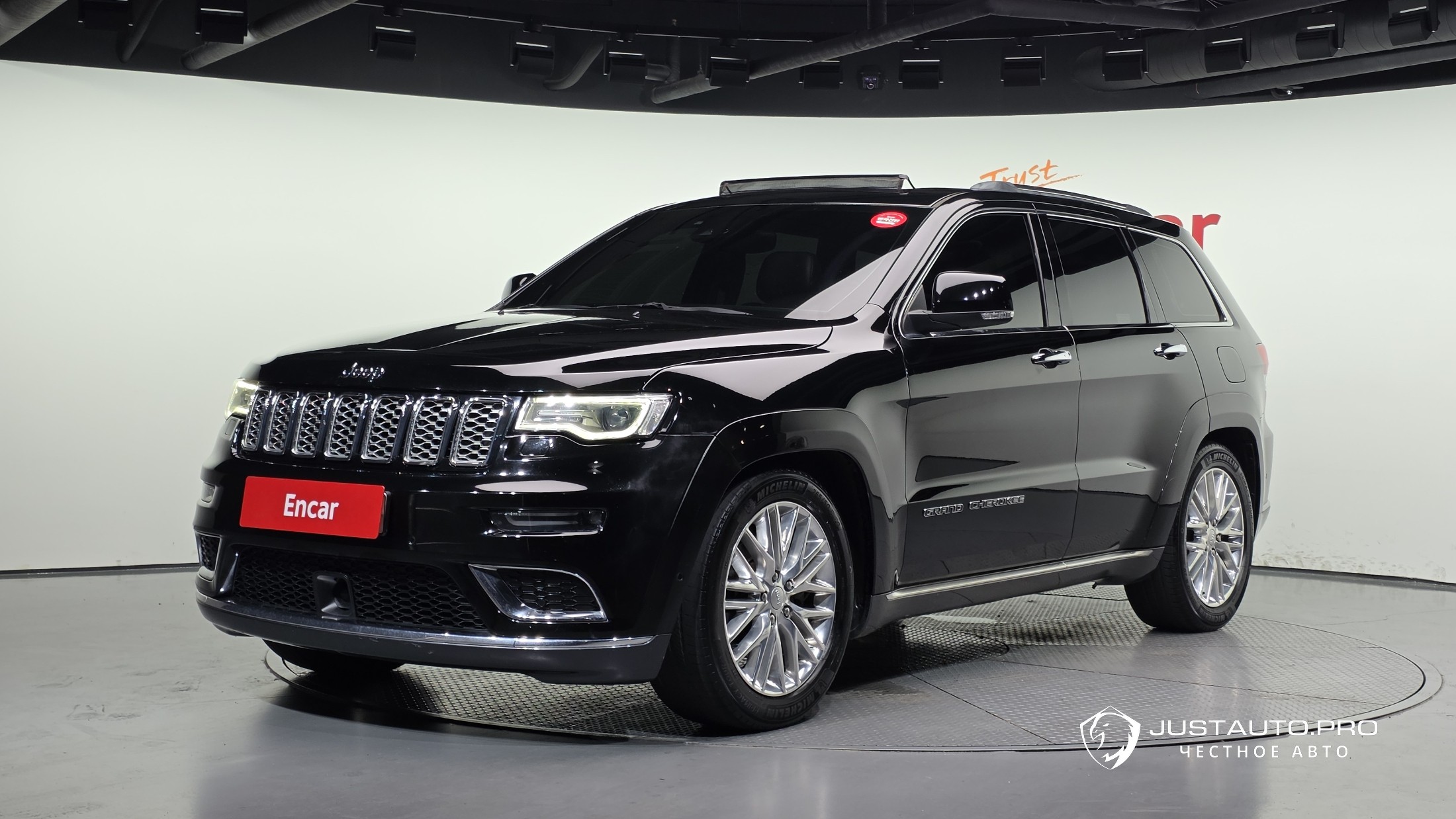 Автомобиль Jeep Cherokee