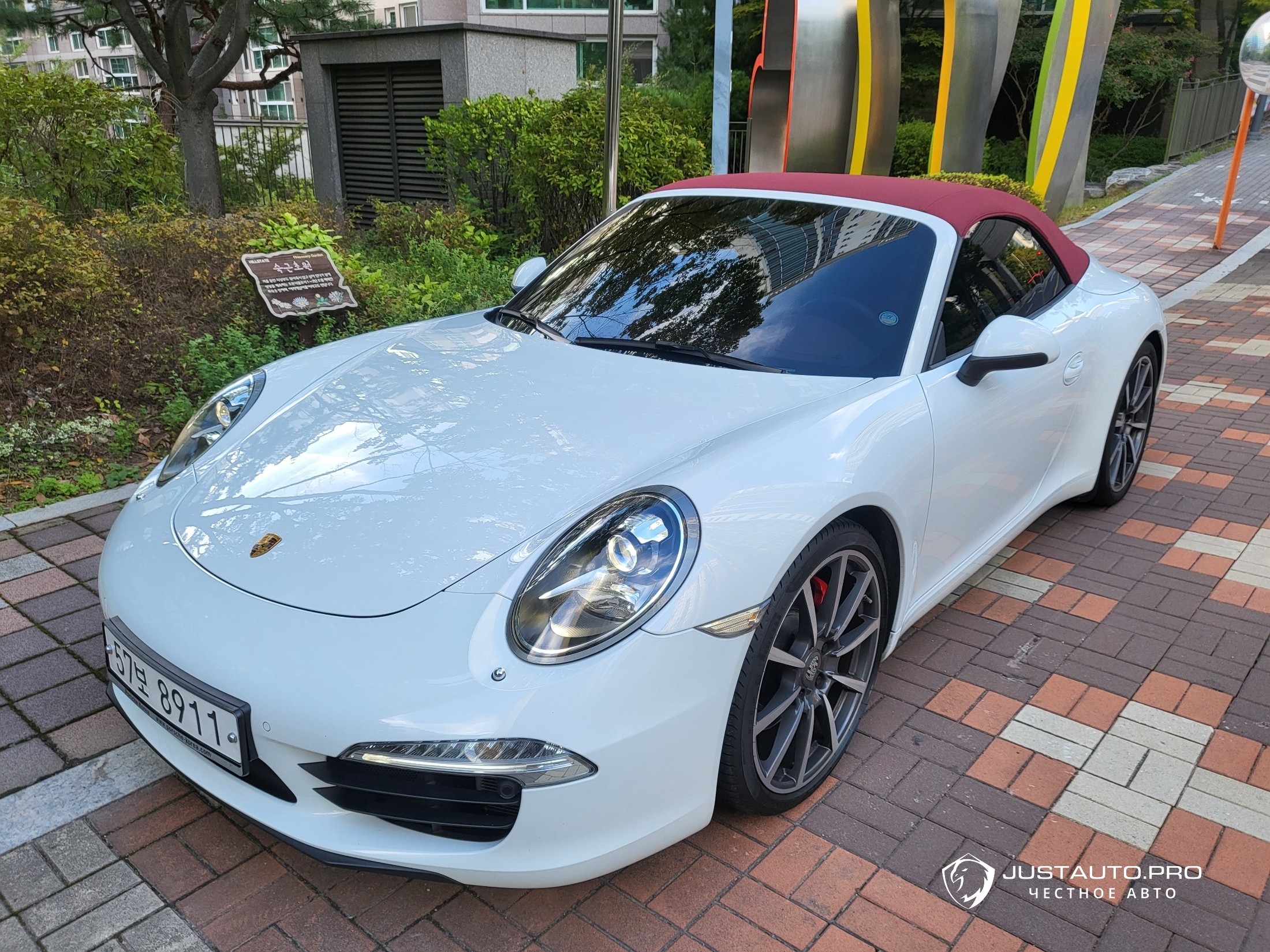 Автомобиль Porsche 911