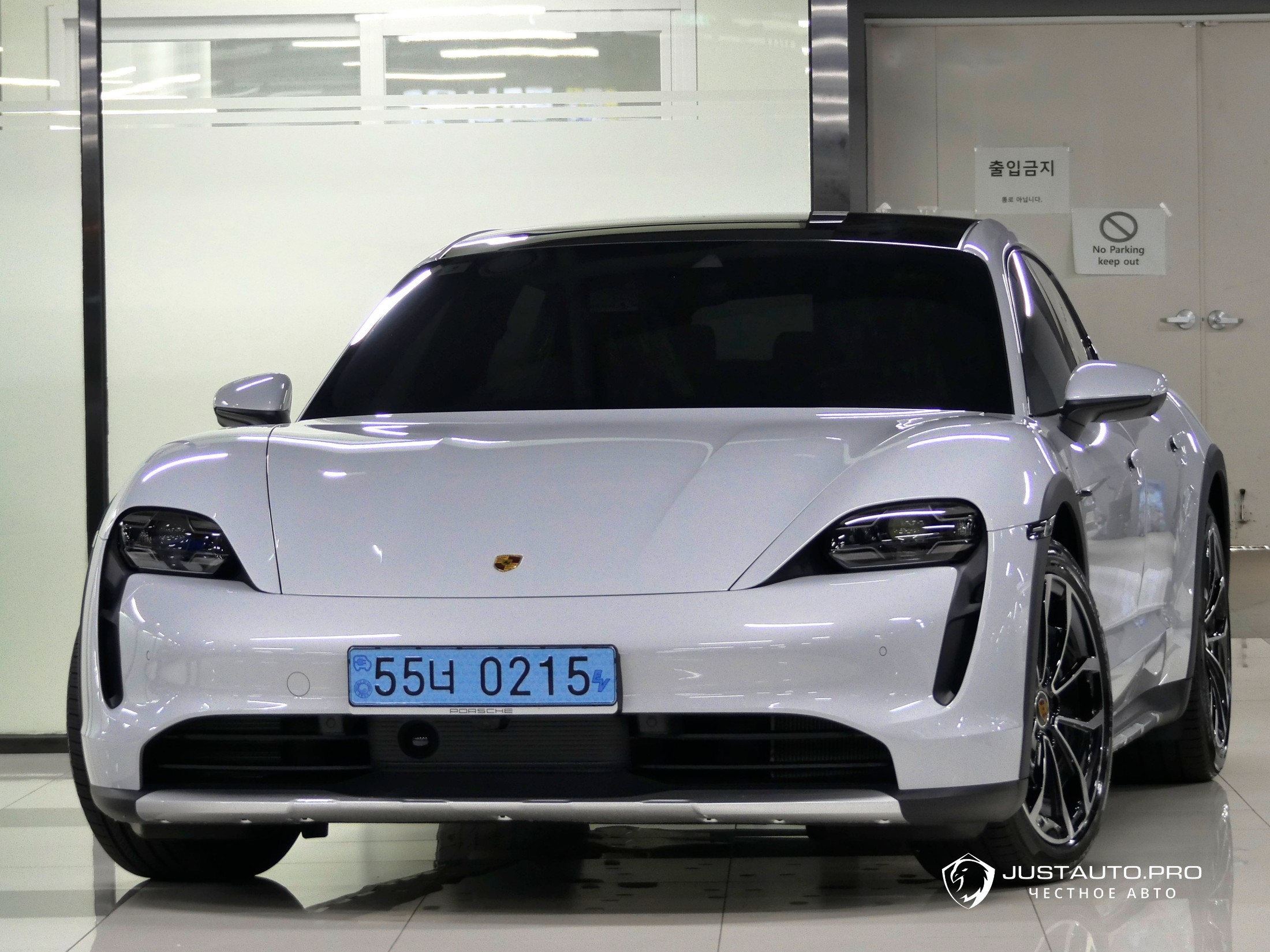 Автомобиль Porsche Taycan
