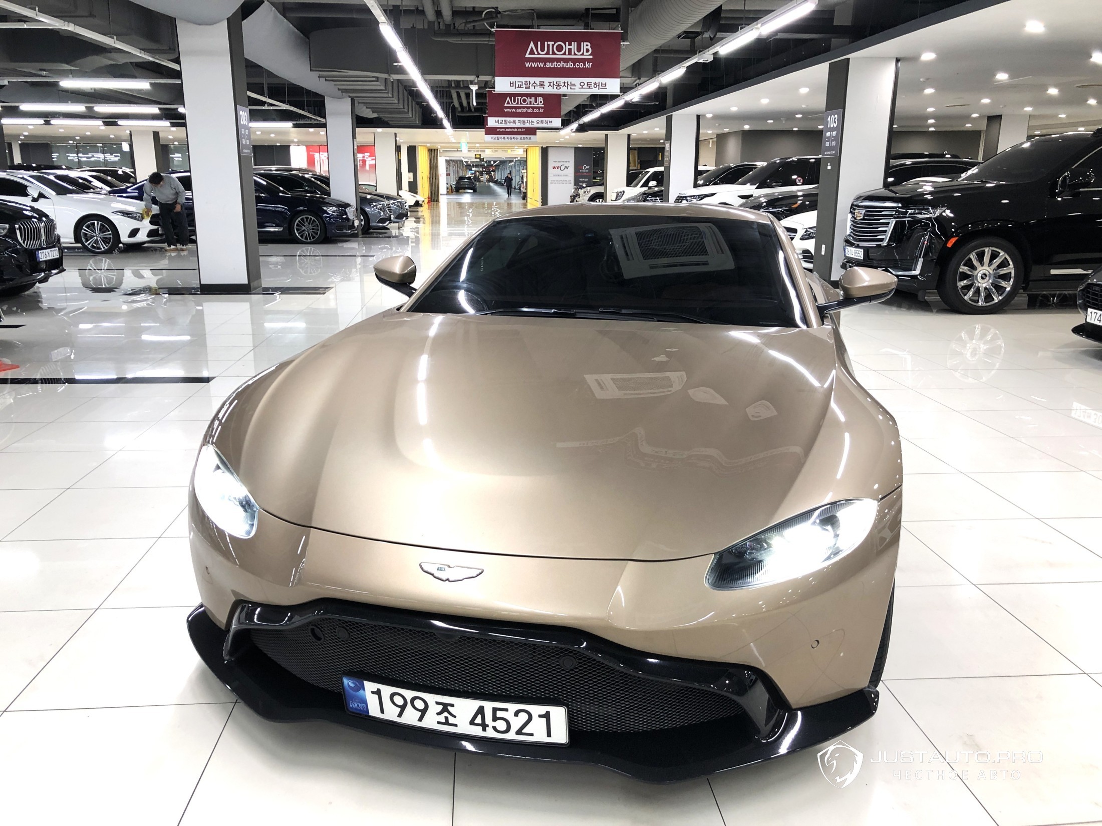 Автомобиль Astonmartin Vantage