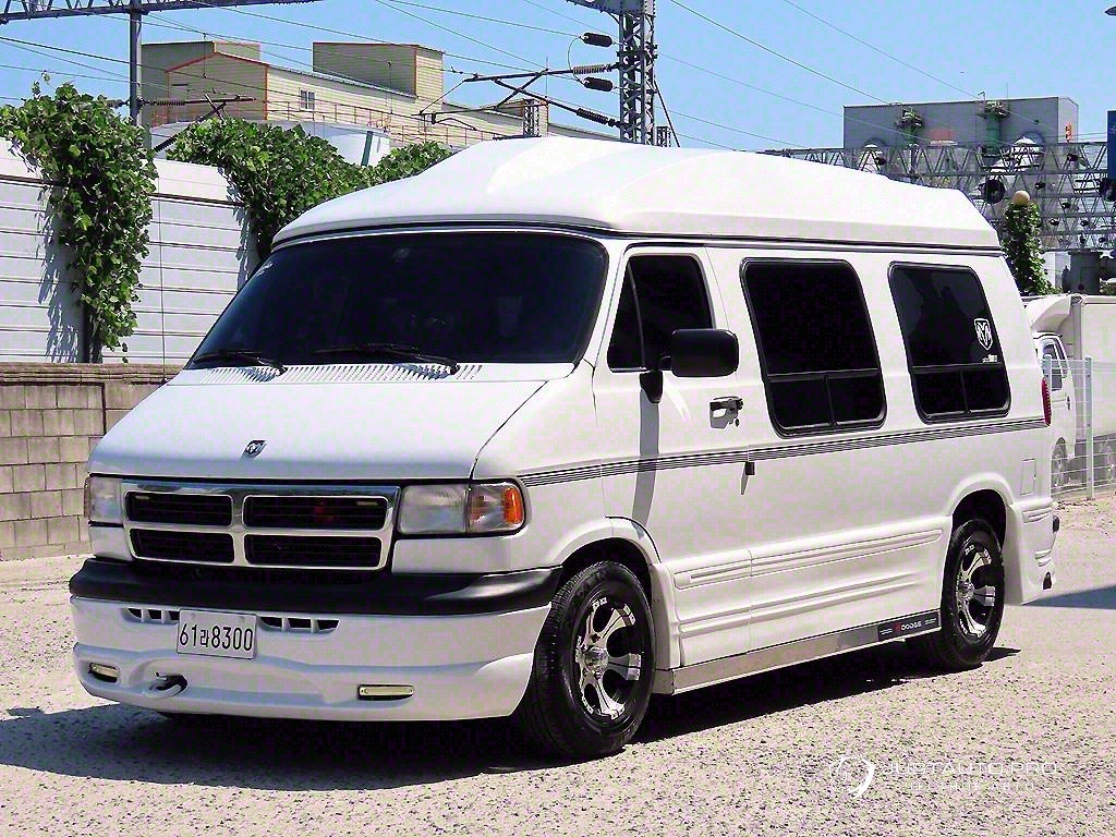 Автомобиль Dodge Ram Van