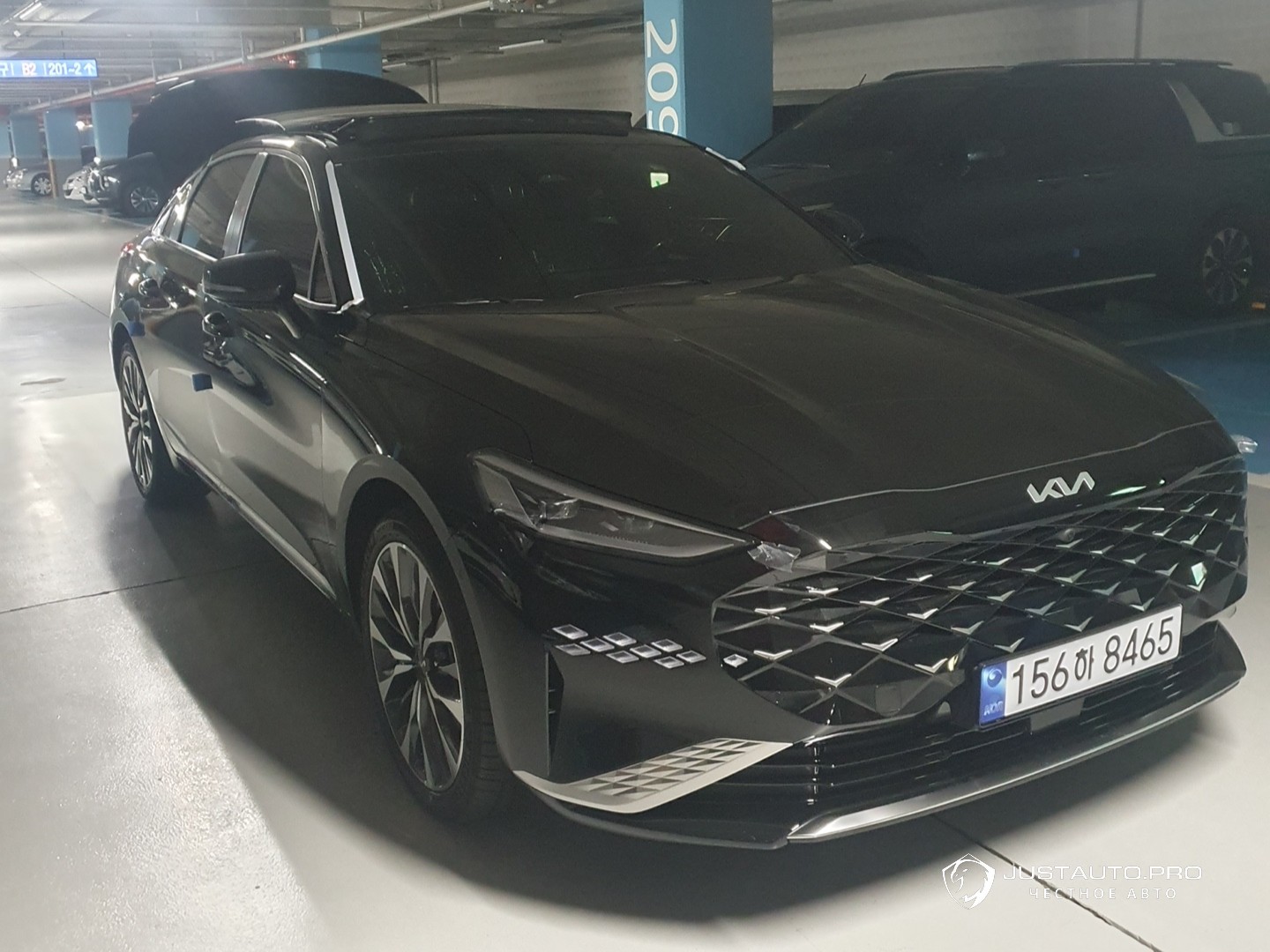Автомобиль Kia K8