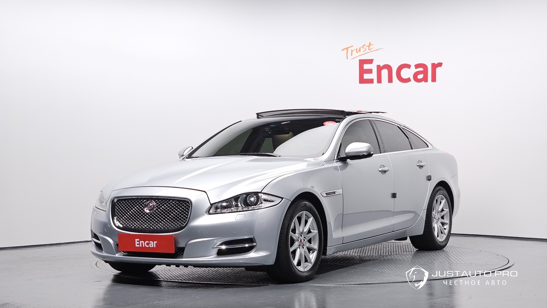 Автомобиль Jaguar XJ
