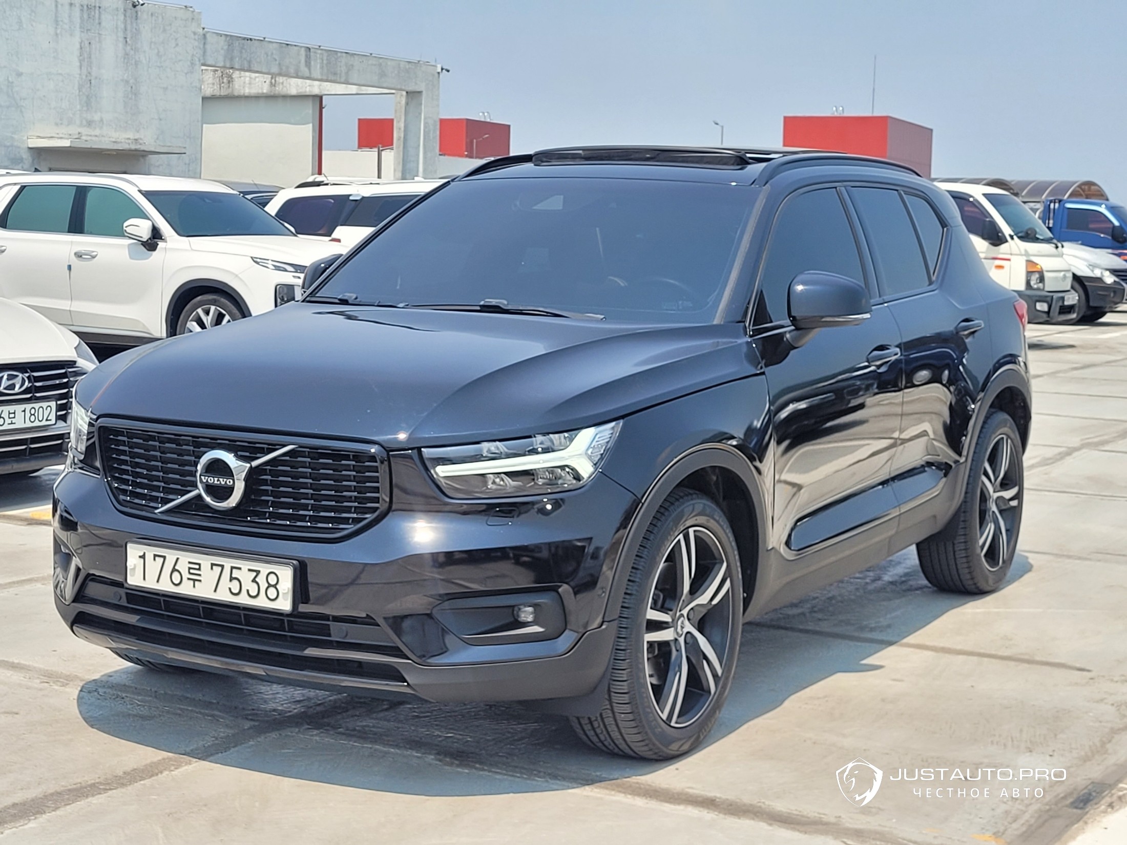 Автомобиль Volvo XC40
