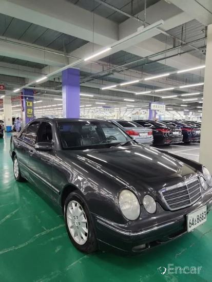 Автомобиль Mercedes-Benz E-Class