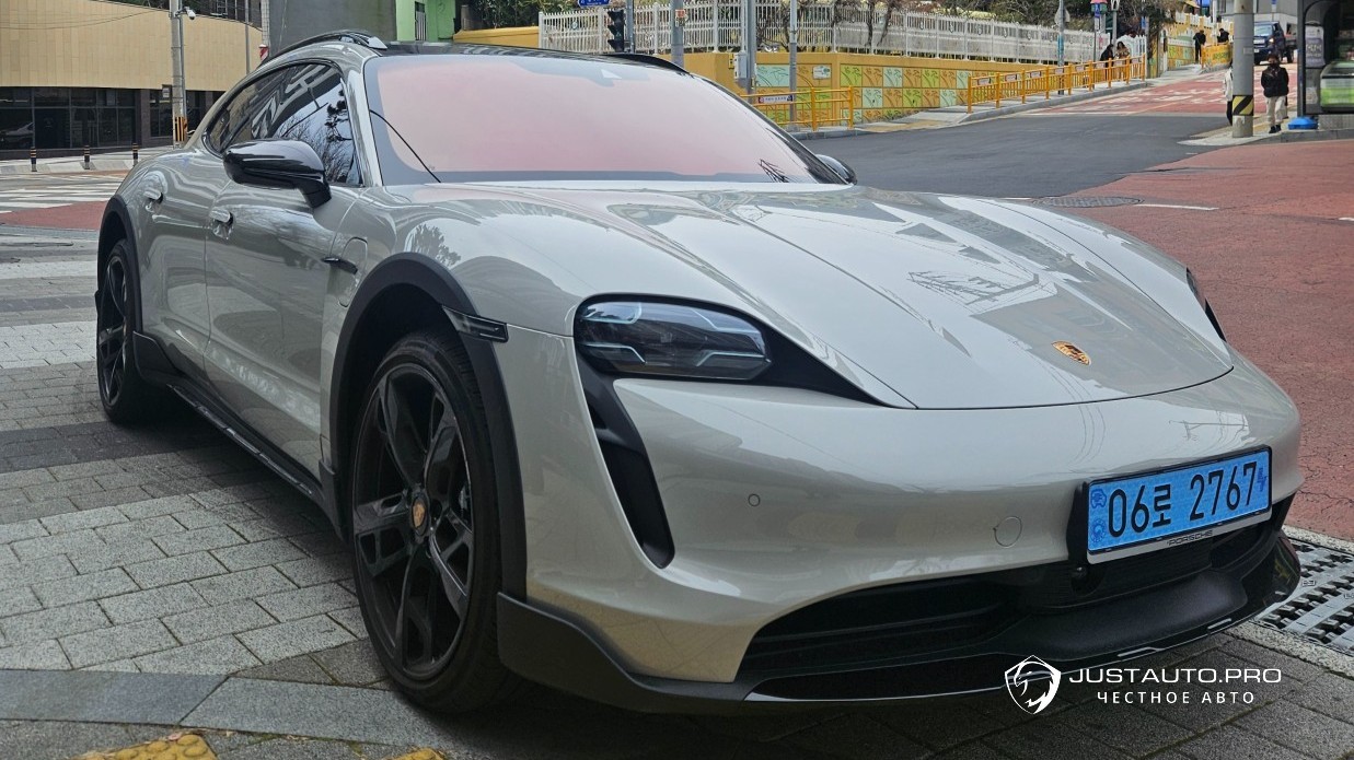 Автомобиль Porsche Taycan