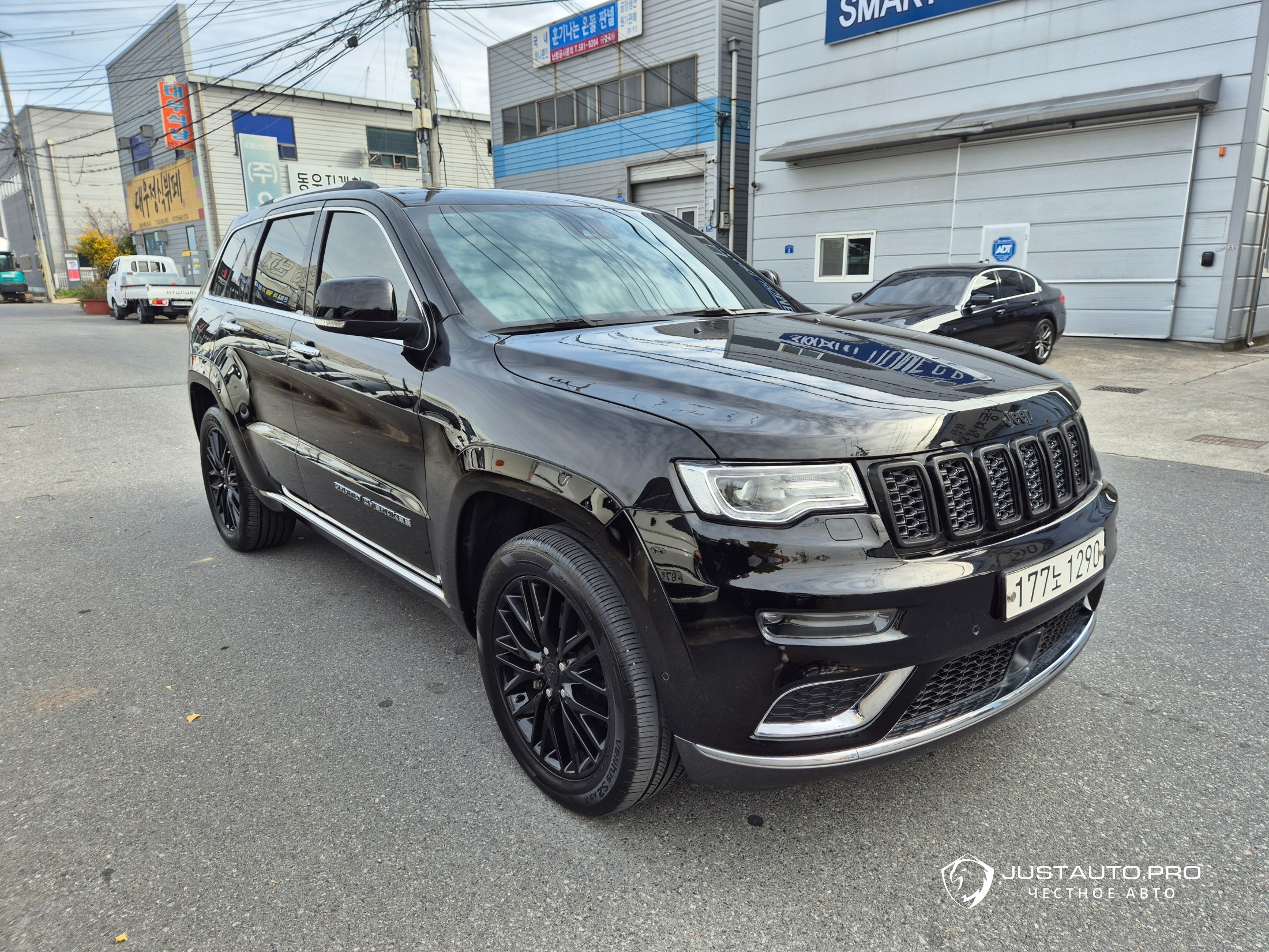 Автомобиль Jeep Cherokee