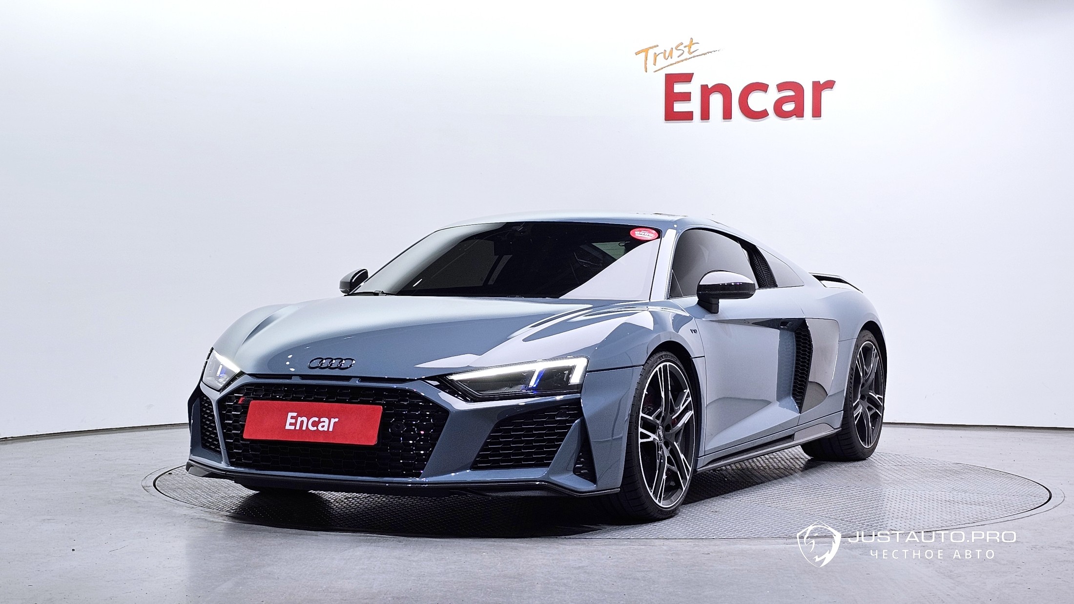 Автомобиль Audi R8