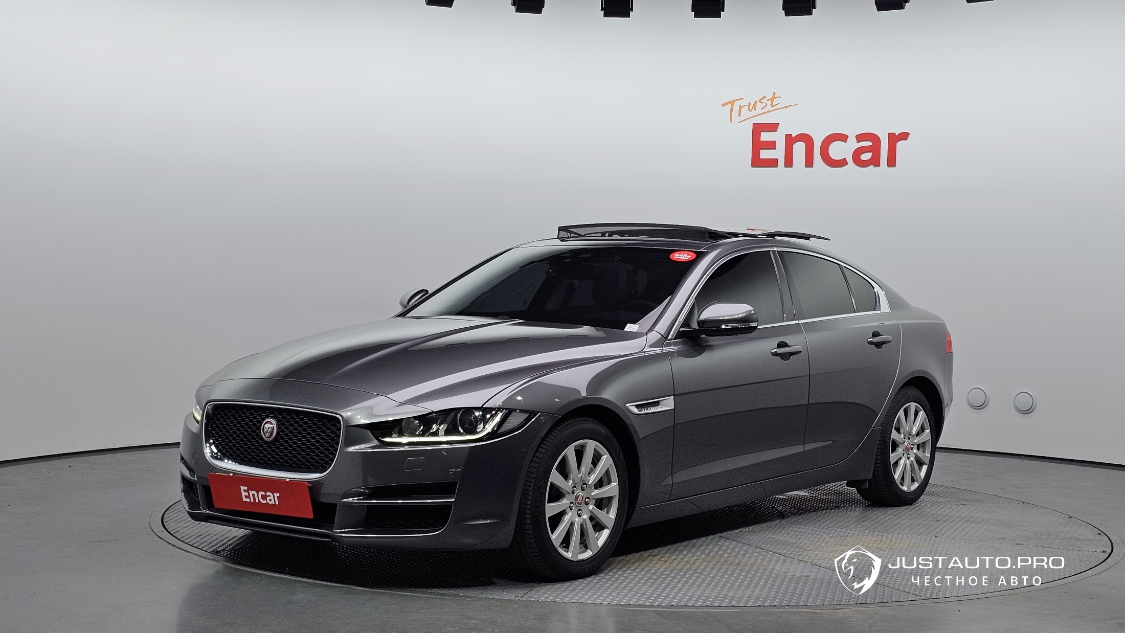 Автомобиль Jaguar XE